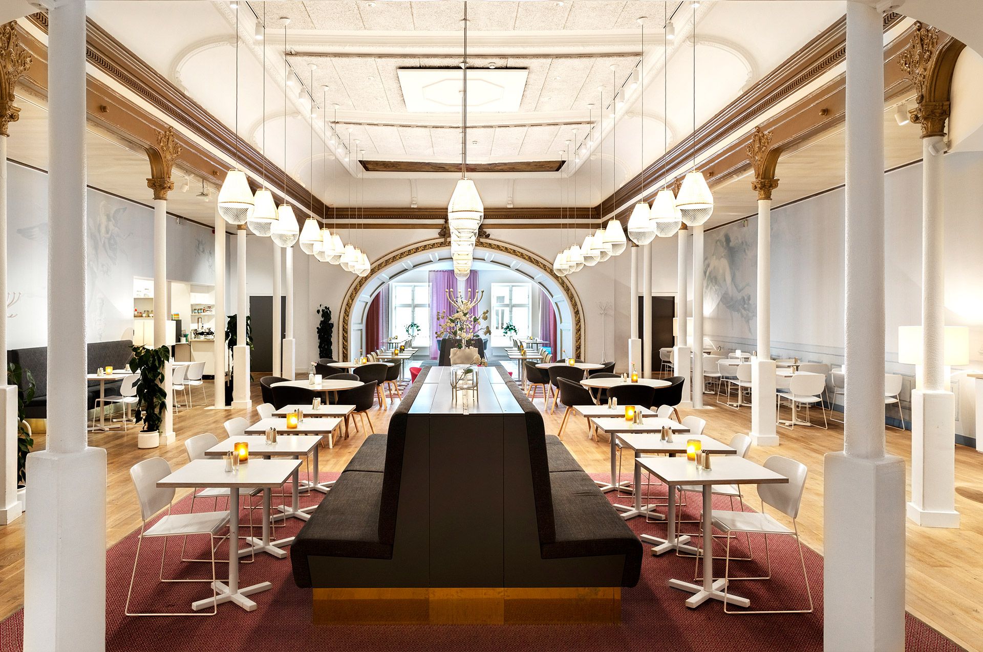 Stor och pampig lokal med bord för servering i mitten