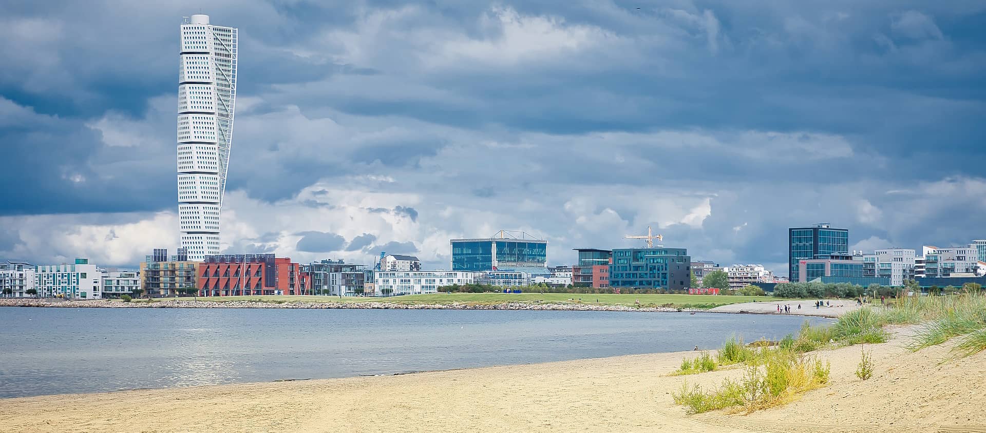 Strand och hav med utsikt över Malmö