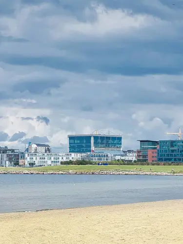 Strand och hav med utsikt över Malmö