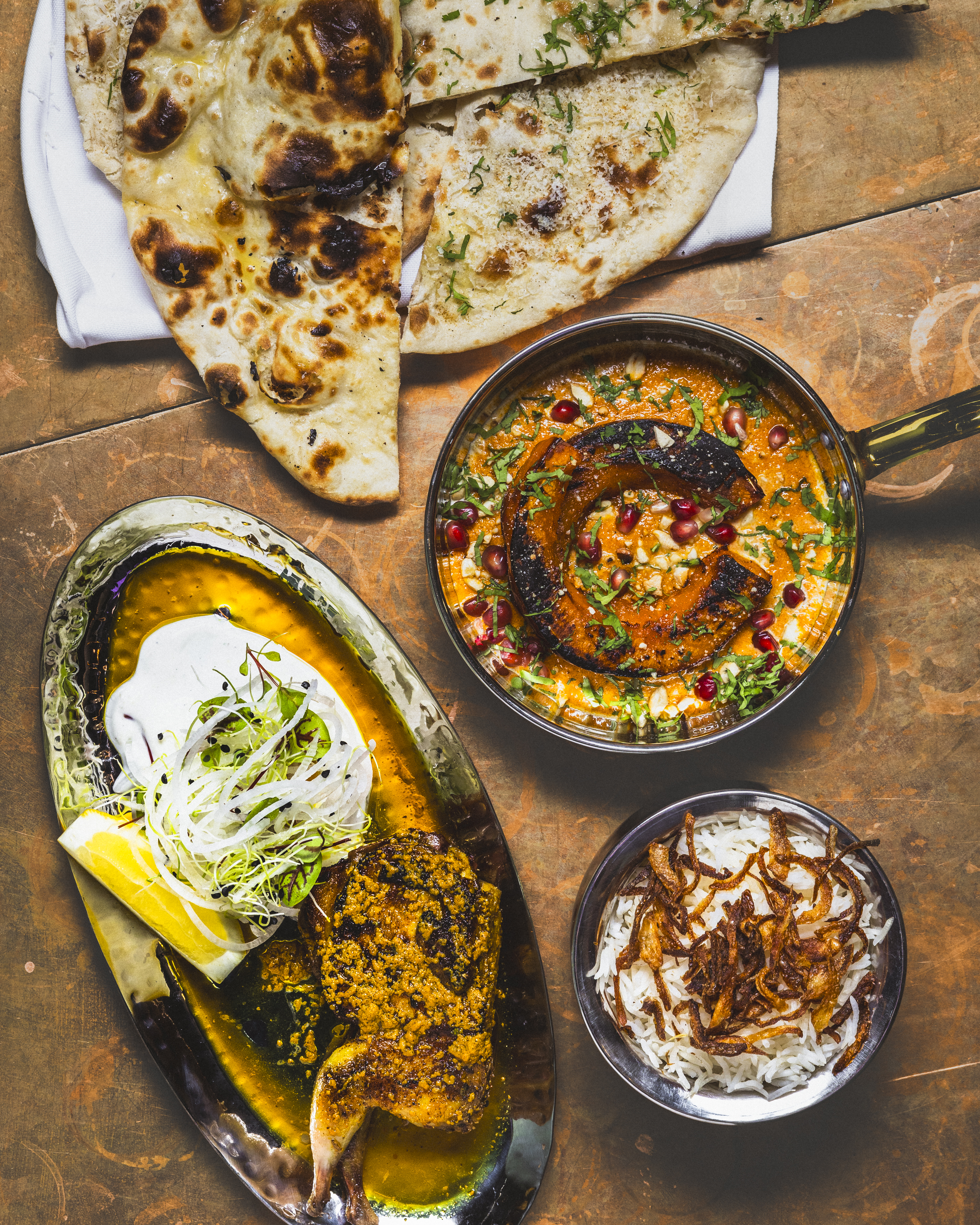 Indisk mat med naan, curry och ris