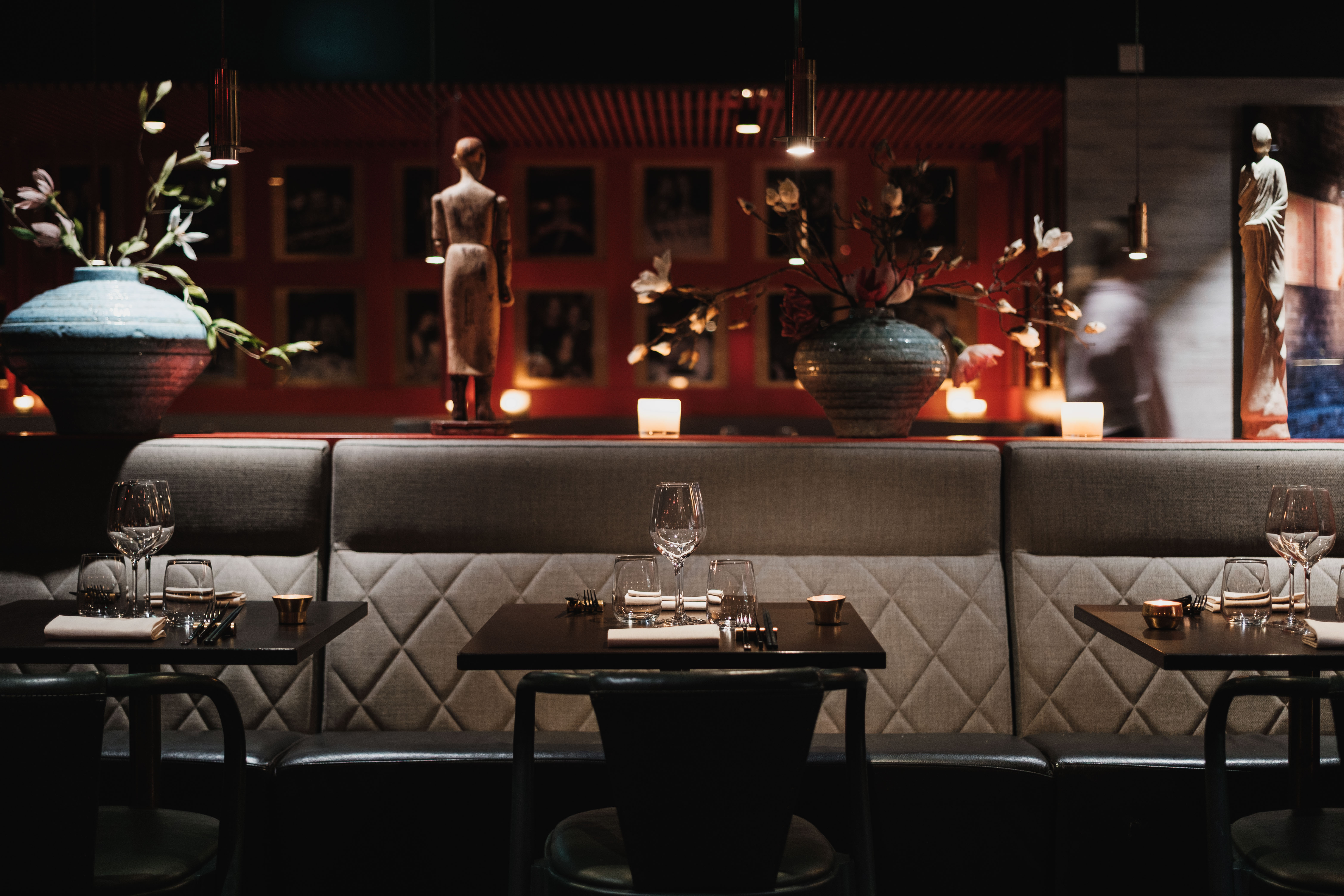 Elegant restaurang med dukade bord