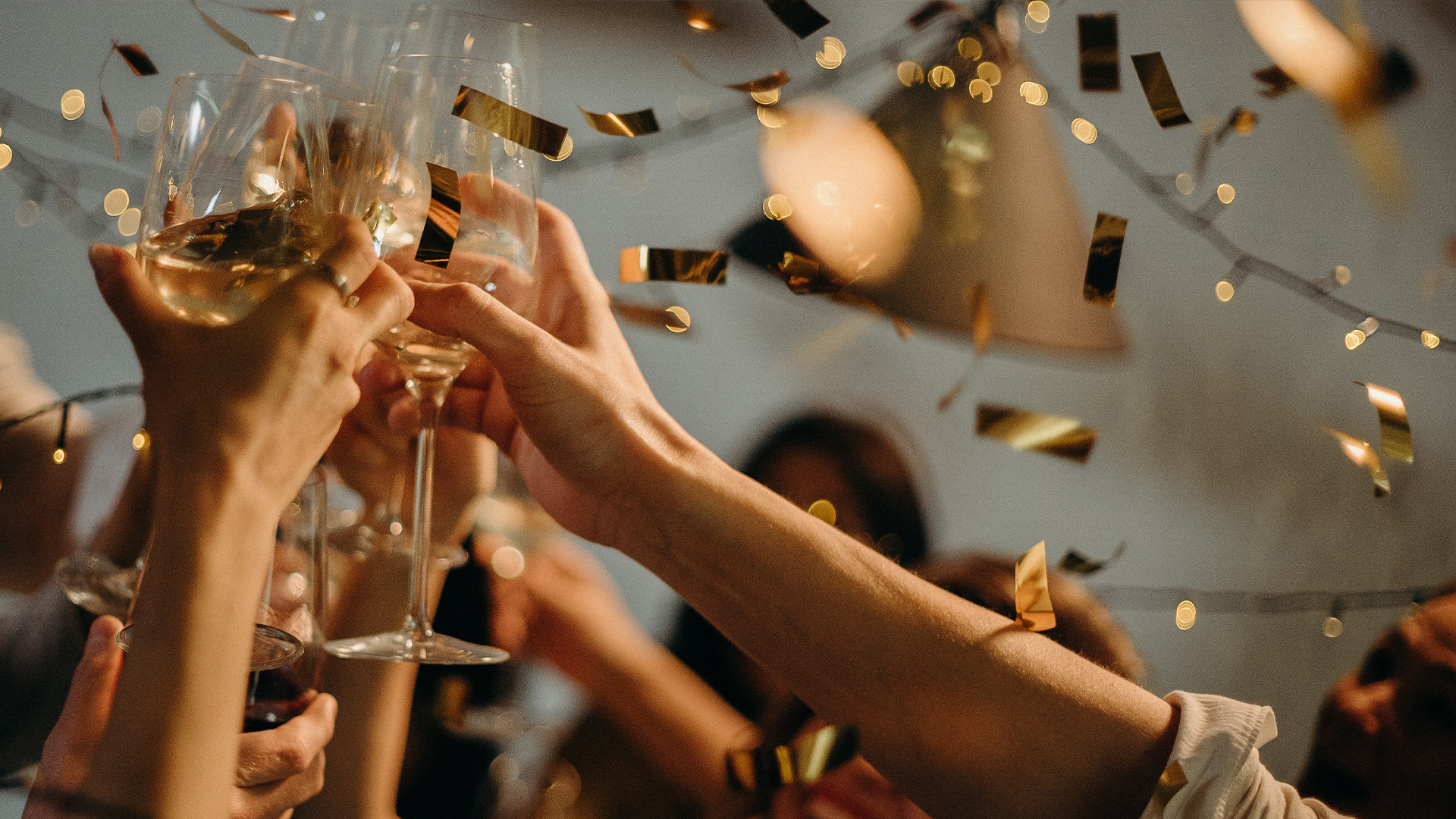 Skålar med champagne och konfetti