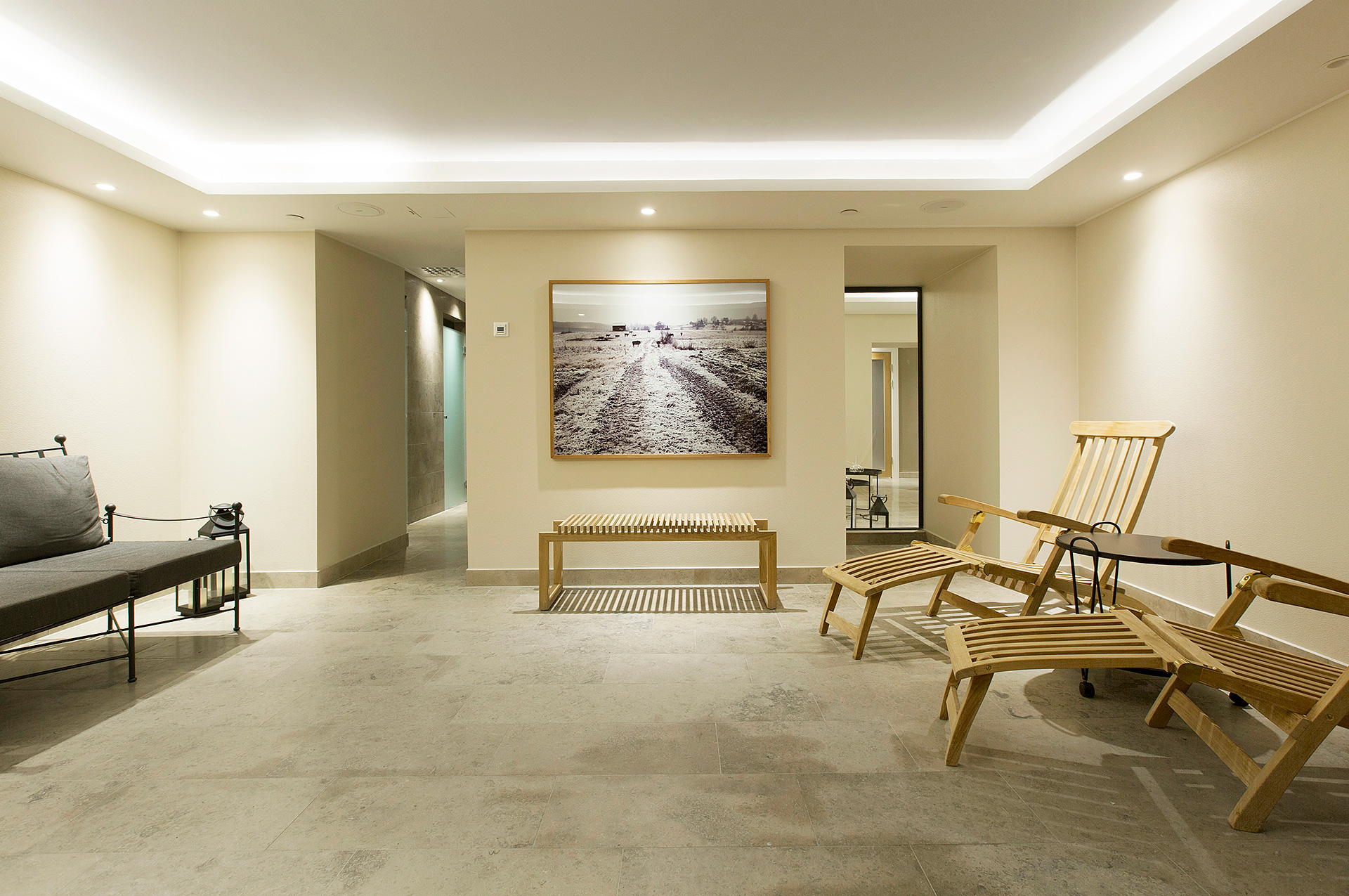 Spamiljö med loungemöbler och tavla