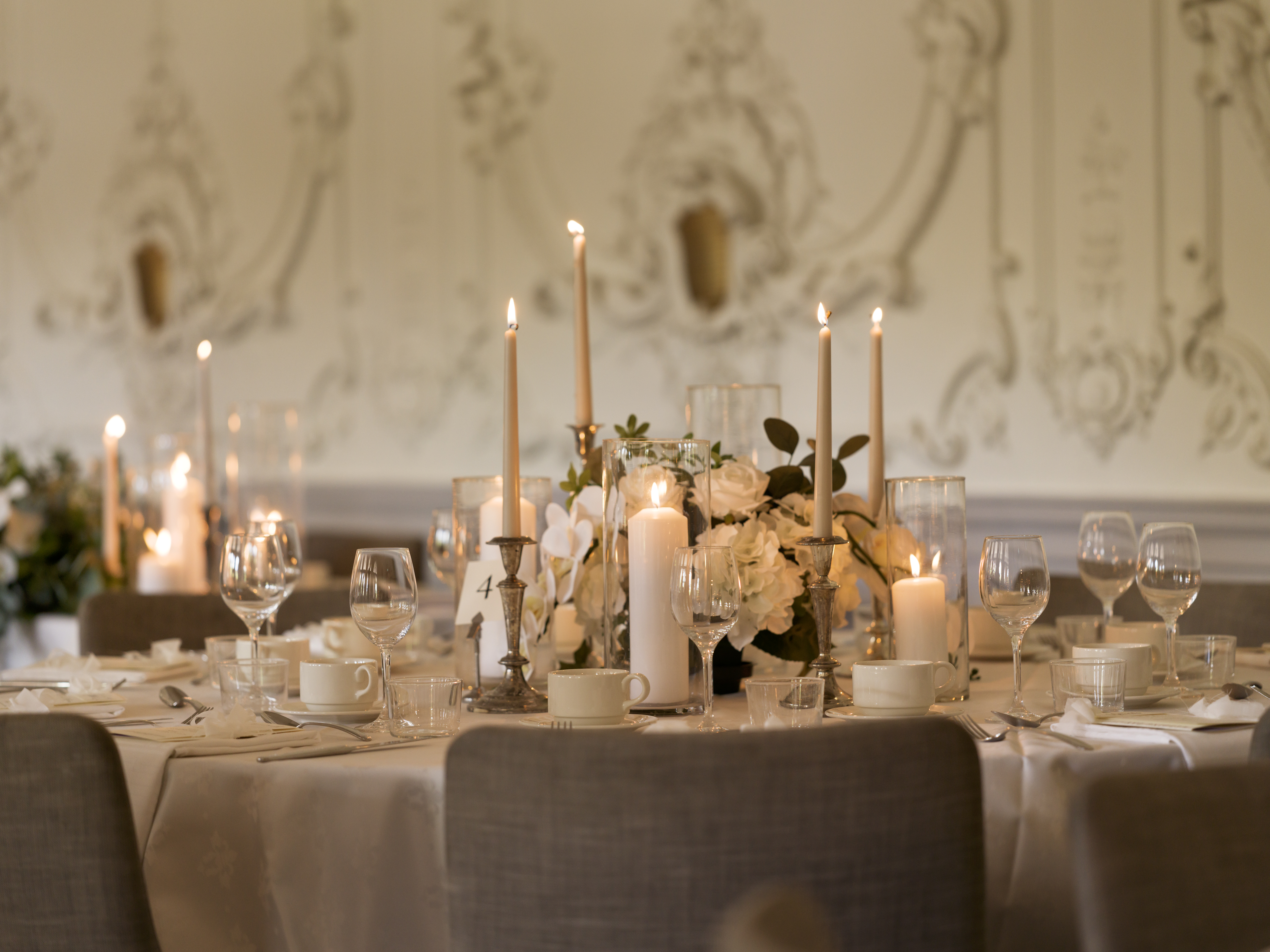 Pampig matsal med dukade bord och kristallkrona i taket