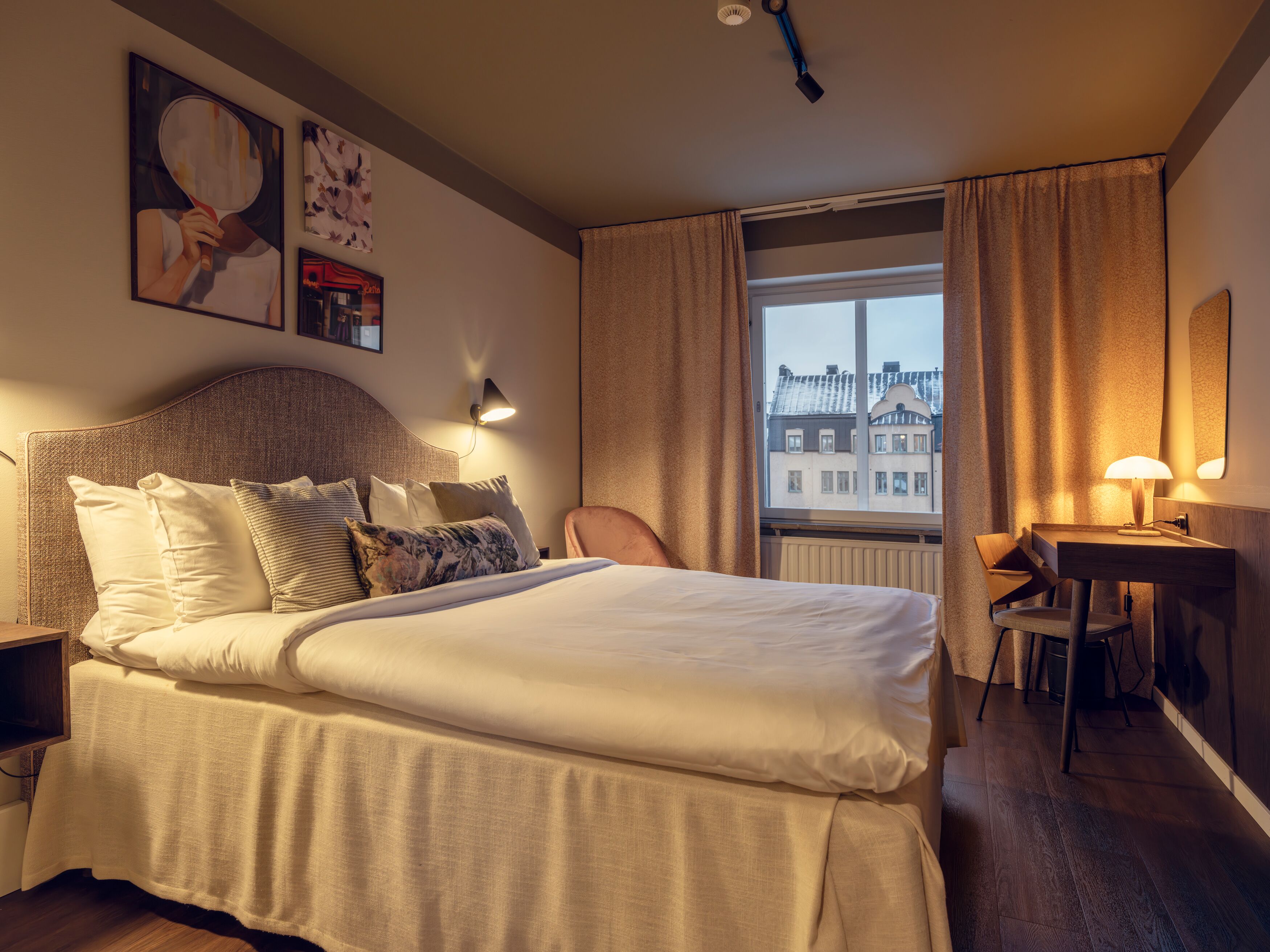 Hotellrum med säng, morgonrockar och öppen balkongdörr