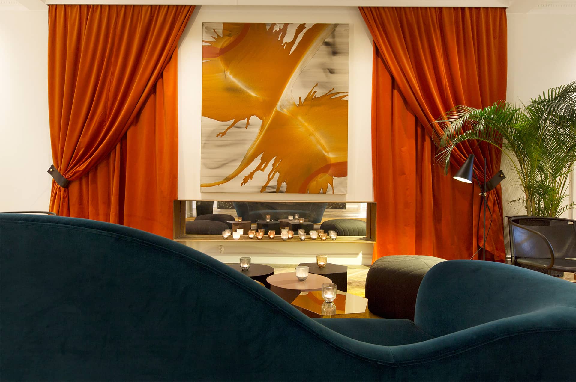 Vägg med röda sammetsgardiner och en tavla