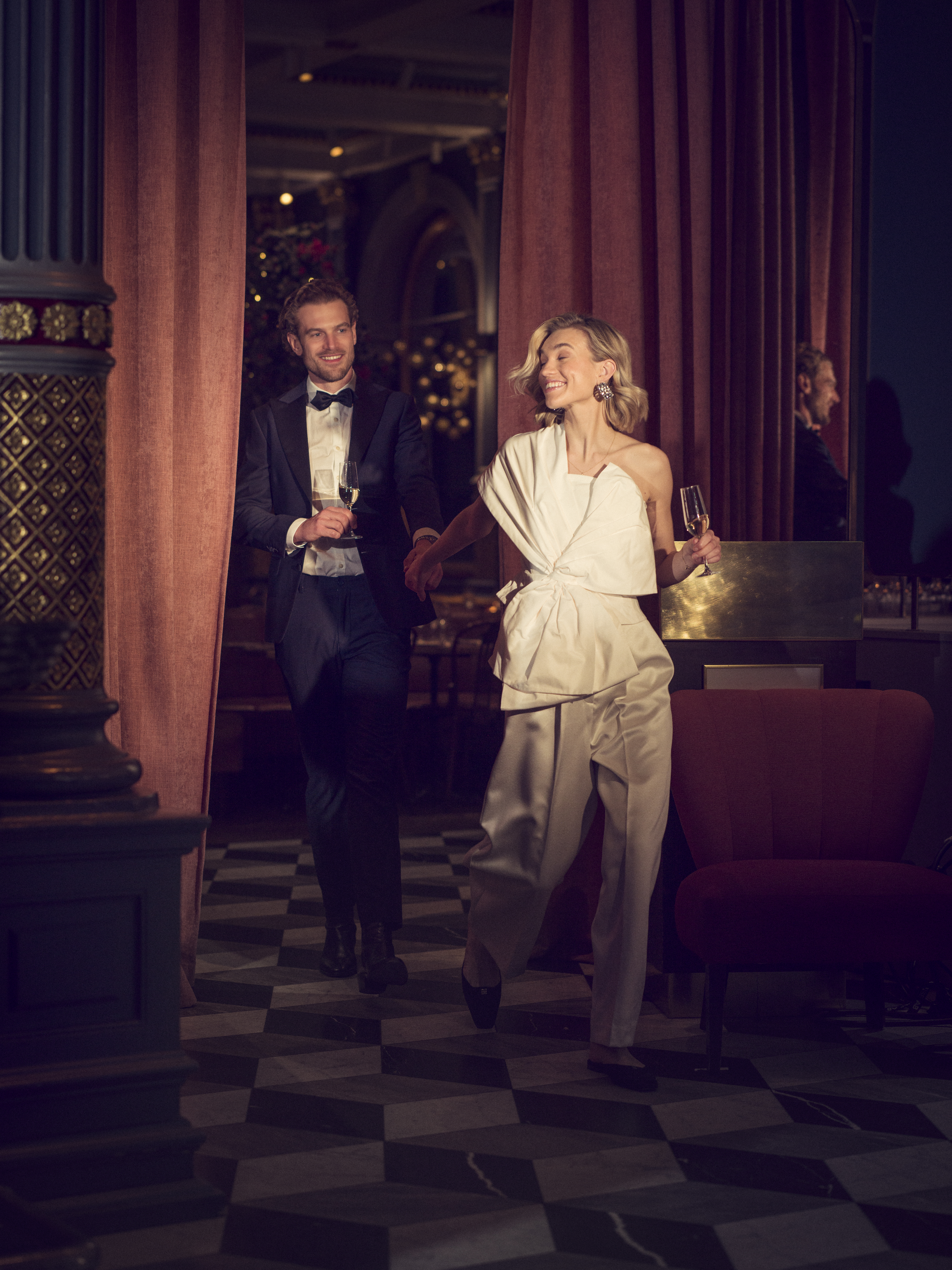 Elegant par i festkläder med champagne