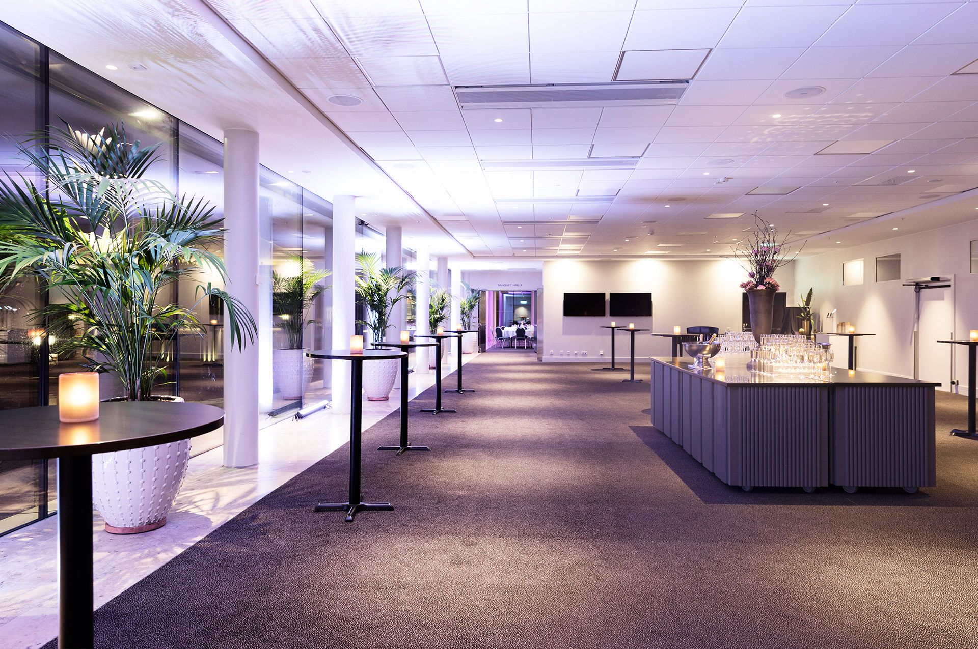 Lyxig lokal med champagneglas på ett bord i mitten