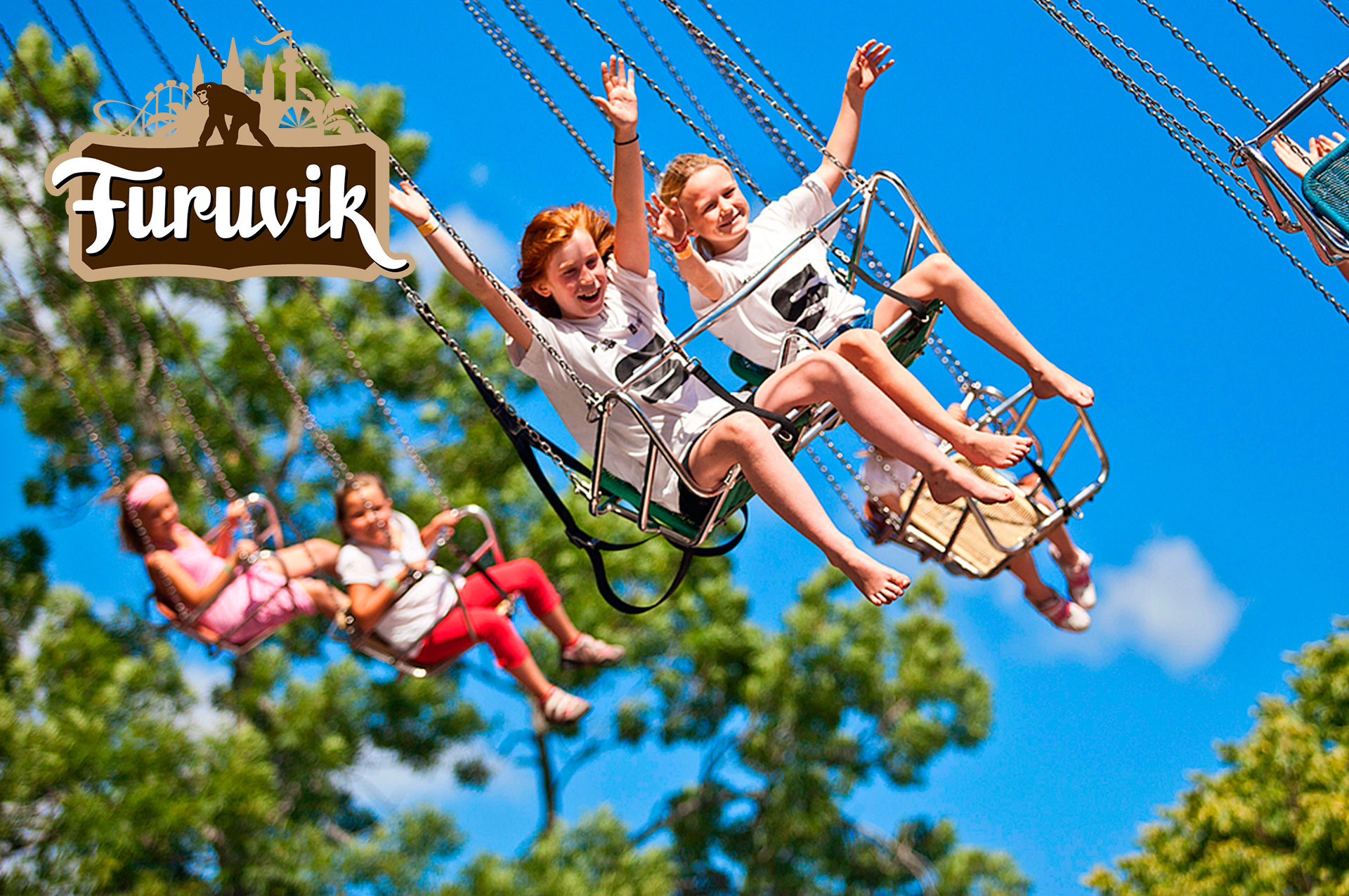 Blå himmel, barn som åker karusell och skrattar