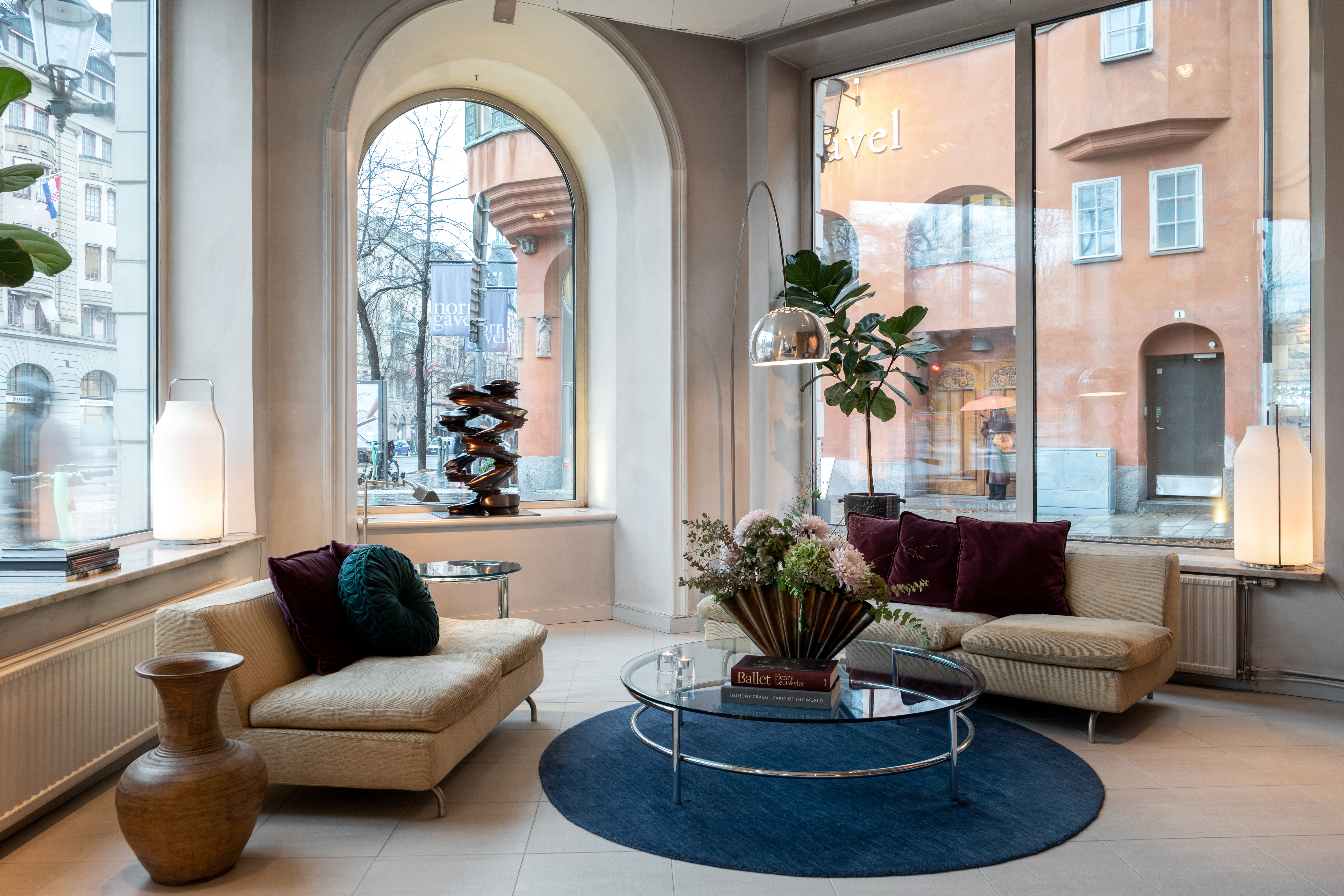 Elegant hotellobby med stora fönster