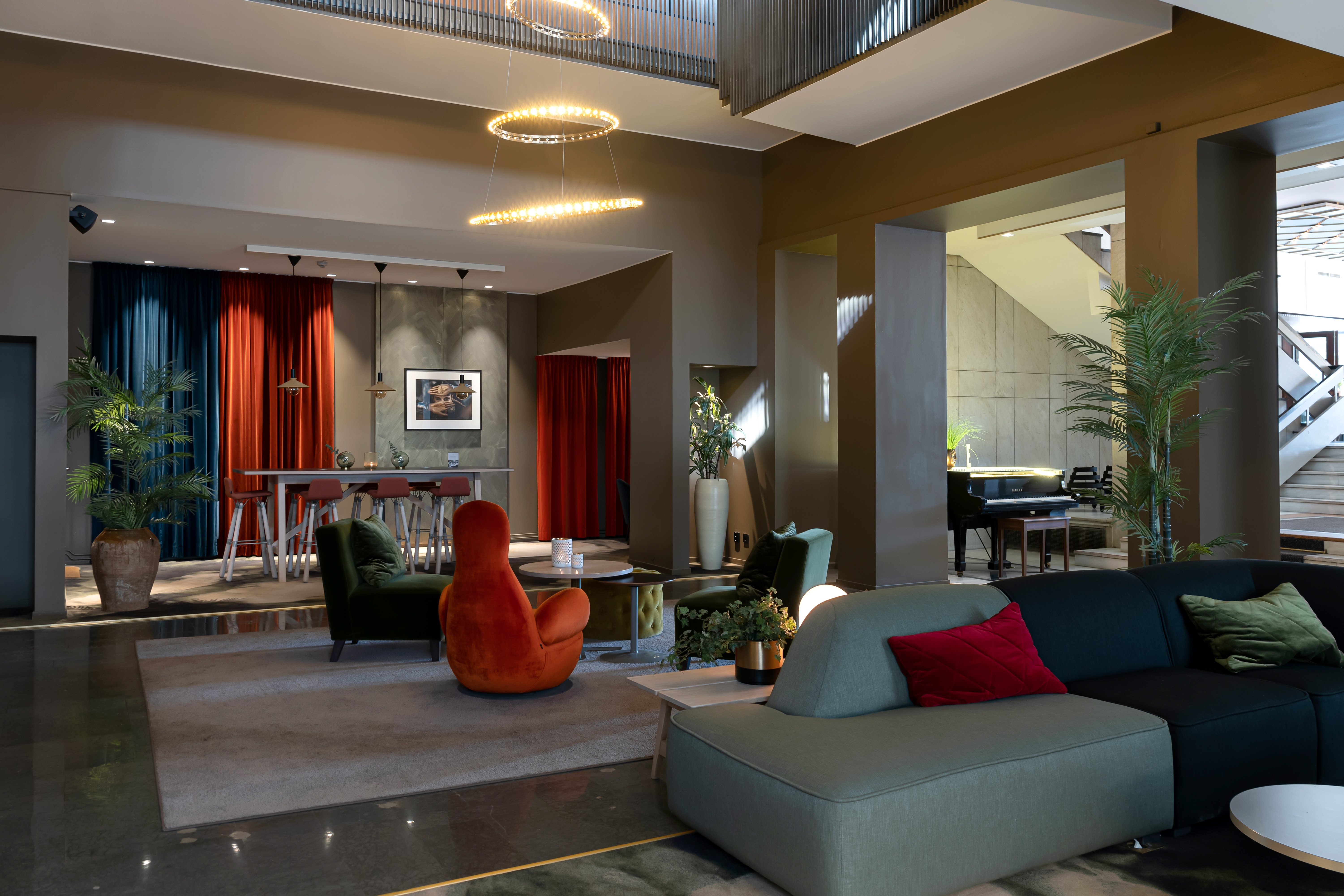 Hotellobby med receptionsdisk, kristallkrona och pelare