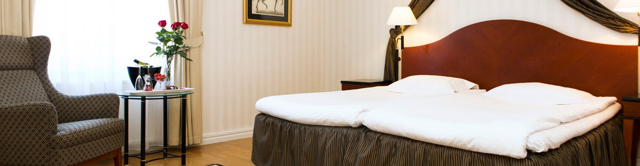 Mysigt hotellrum med stor dubbelsäng