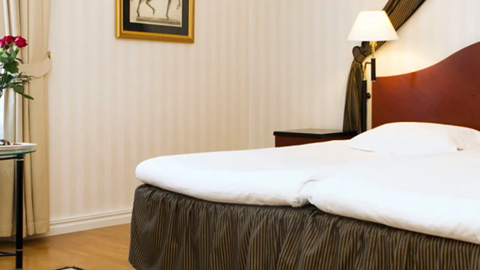 Mysigt hotellrum med stor dubbelsäng