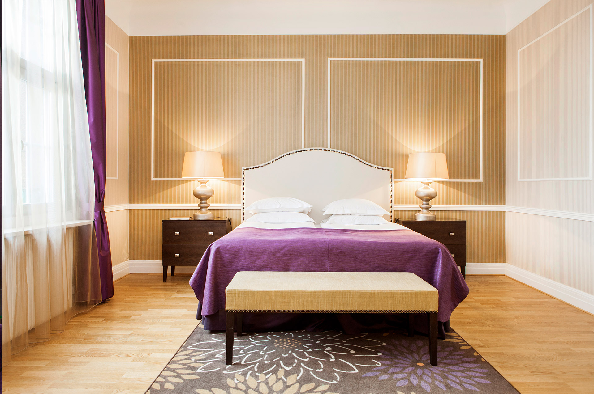 Bild på en dubbel säng.