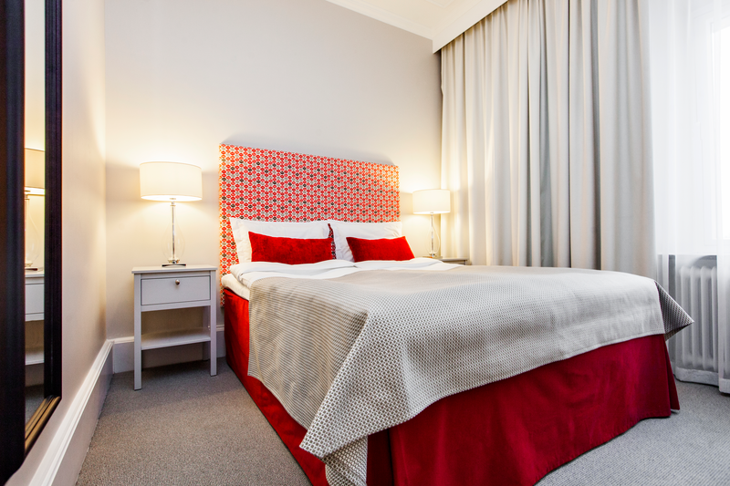 Ljust och luftigt hotellrum
