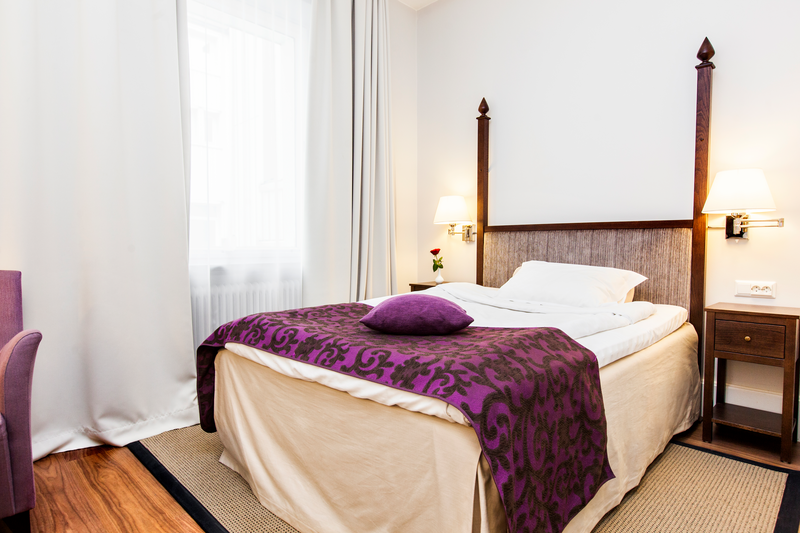 Ljust hotellrum med säng