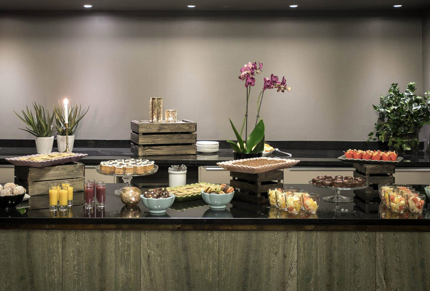 Olika desserter uppdukade på ett bord