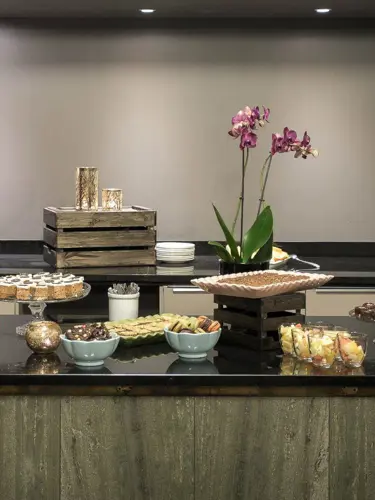 Olika desserter uppdukade på ett bord