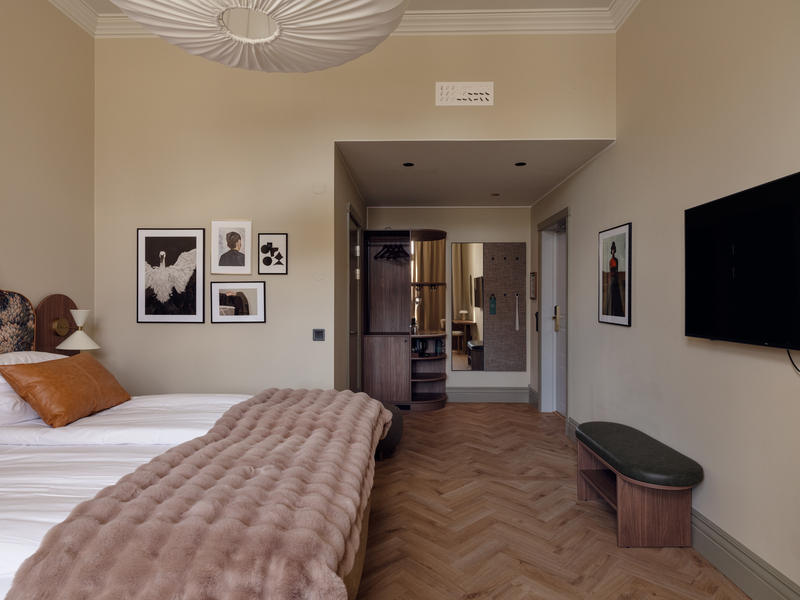 Modernt hotellrum med säng och TV