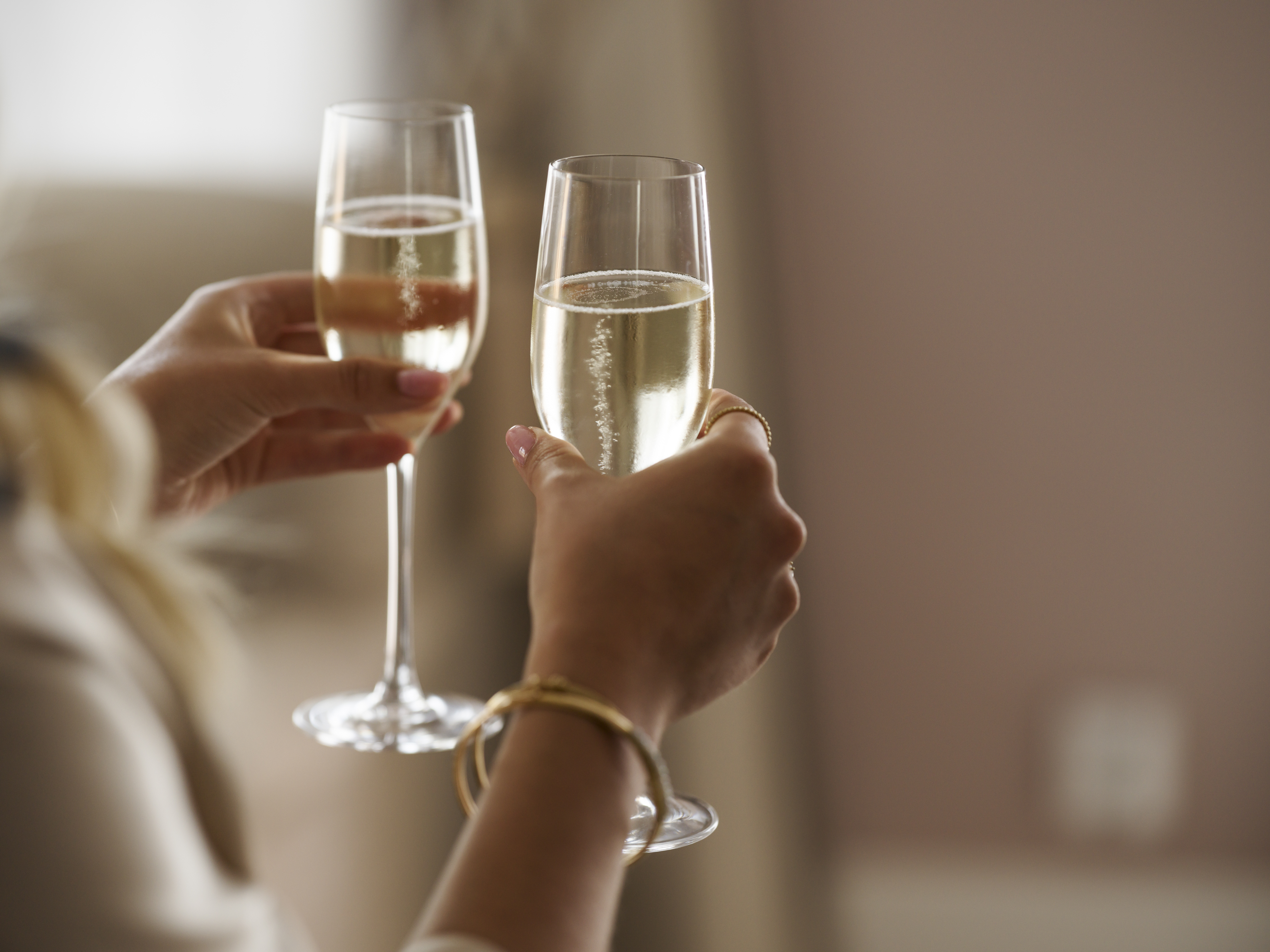 Händer som skålar med champagneglas