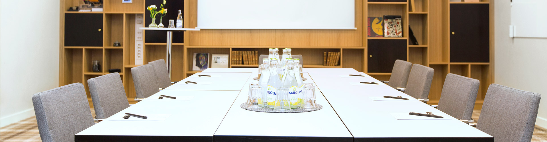 Konferensrum där det bjuds på Ramlösa. 