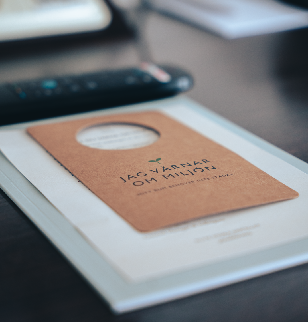 Dörr skylt med texten "Going green".