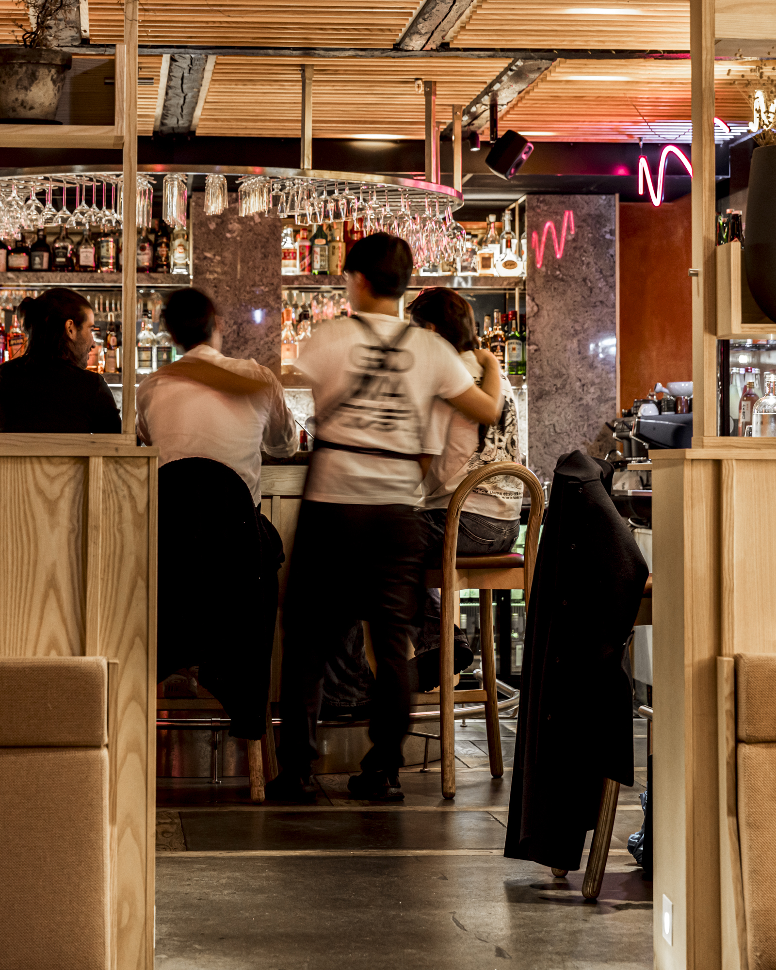 Bar med gäster och flaskor