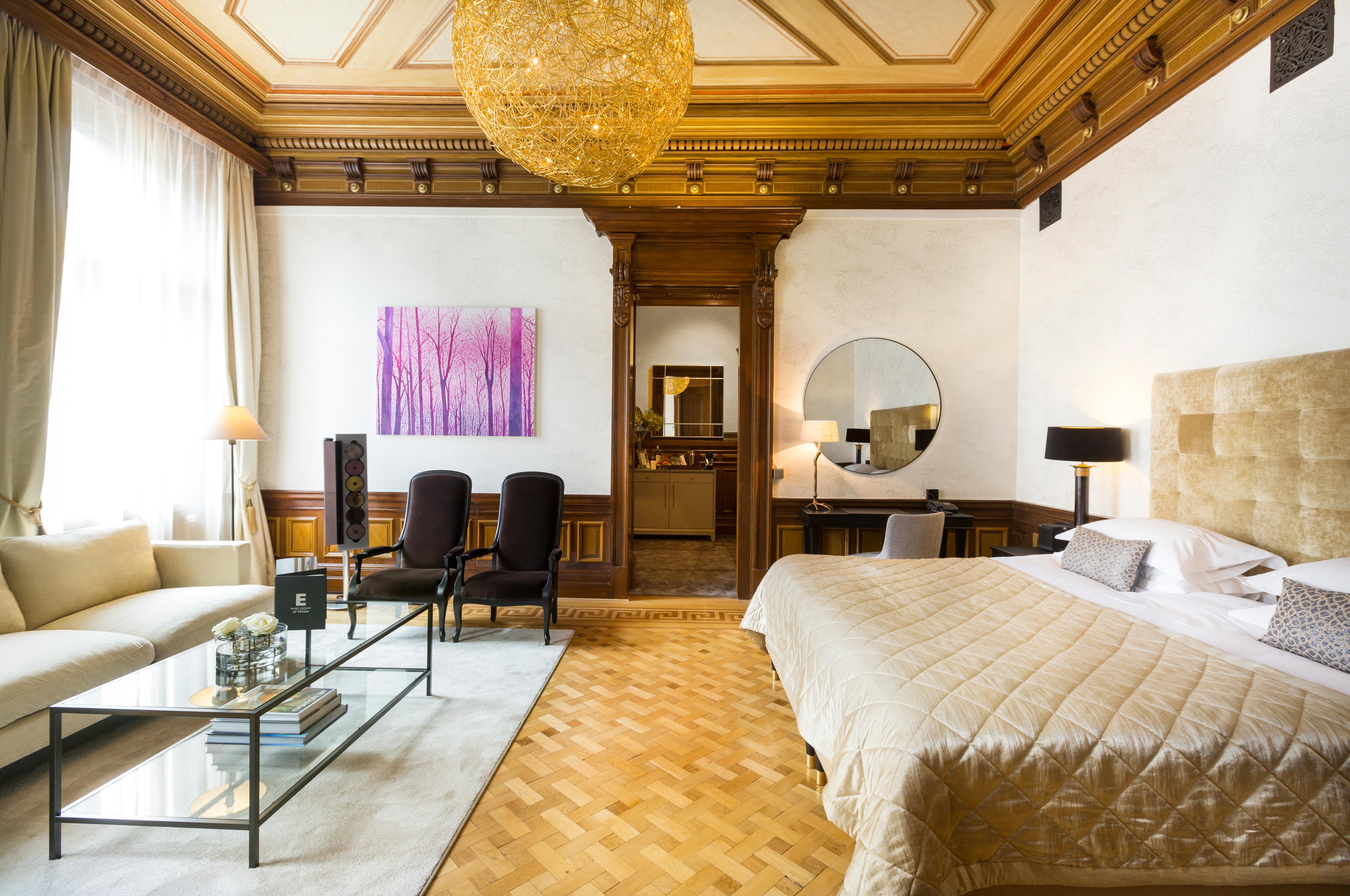 Lyxhotell rum men en stor säng och glas bord.