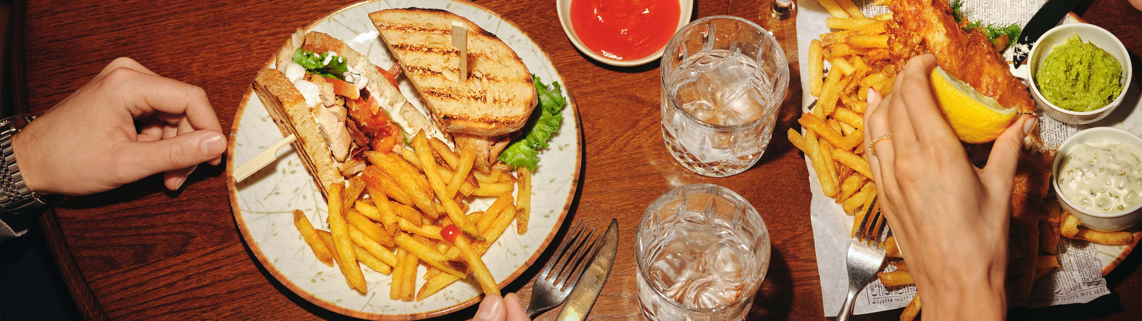 Tallrikar med smörgås, pommes och räkor