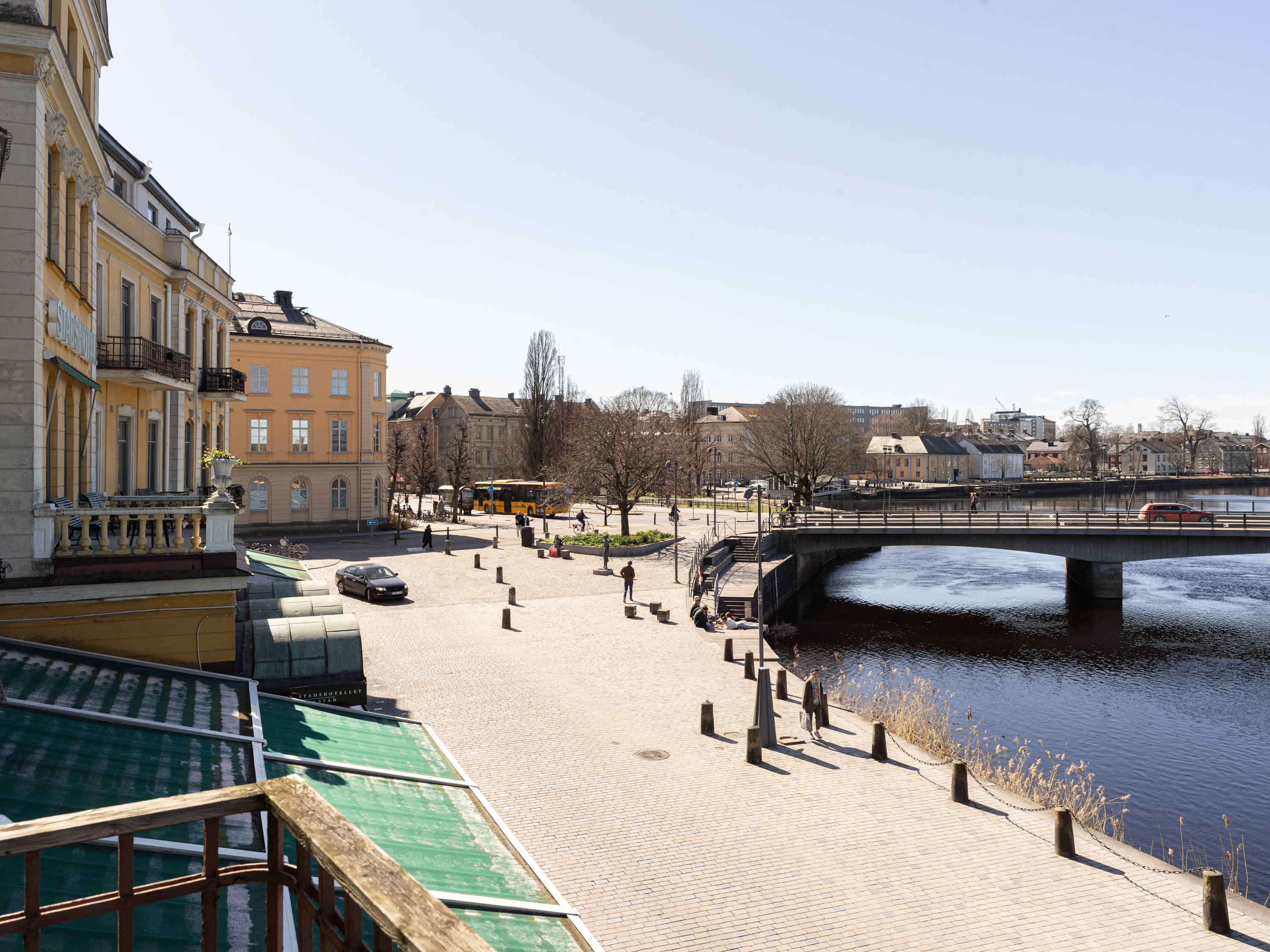 Solig stadsvy vid bro över vatten