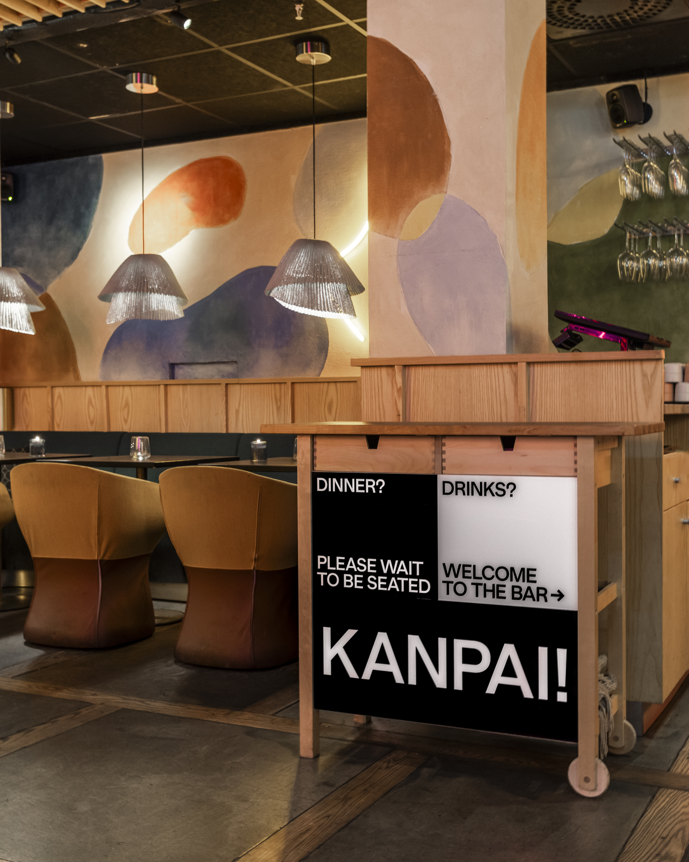 Japansk restaurang med barvagn och skylt