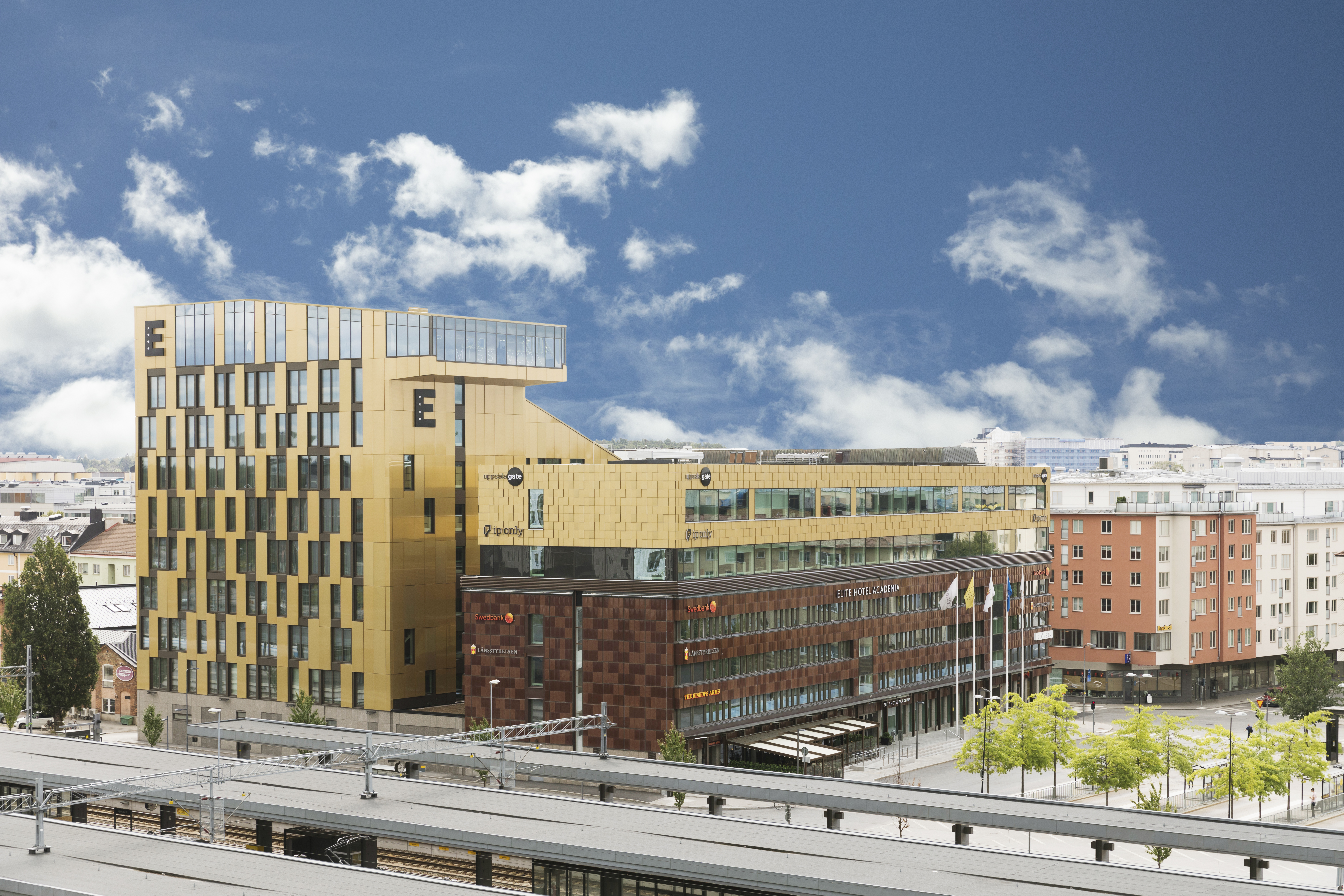Gula fasaden av Elite Hotel Academia med många fönster