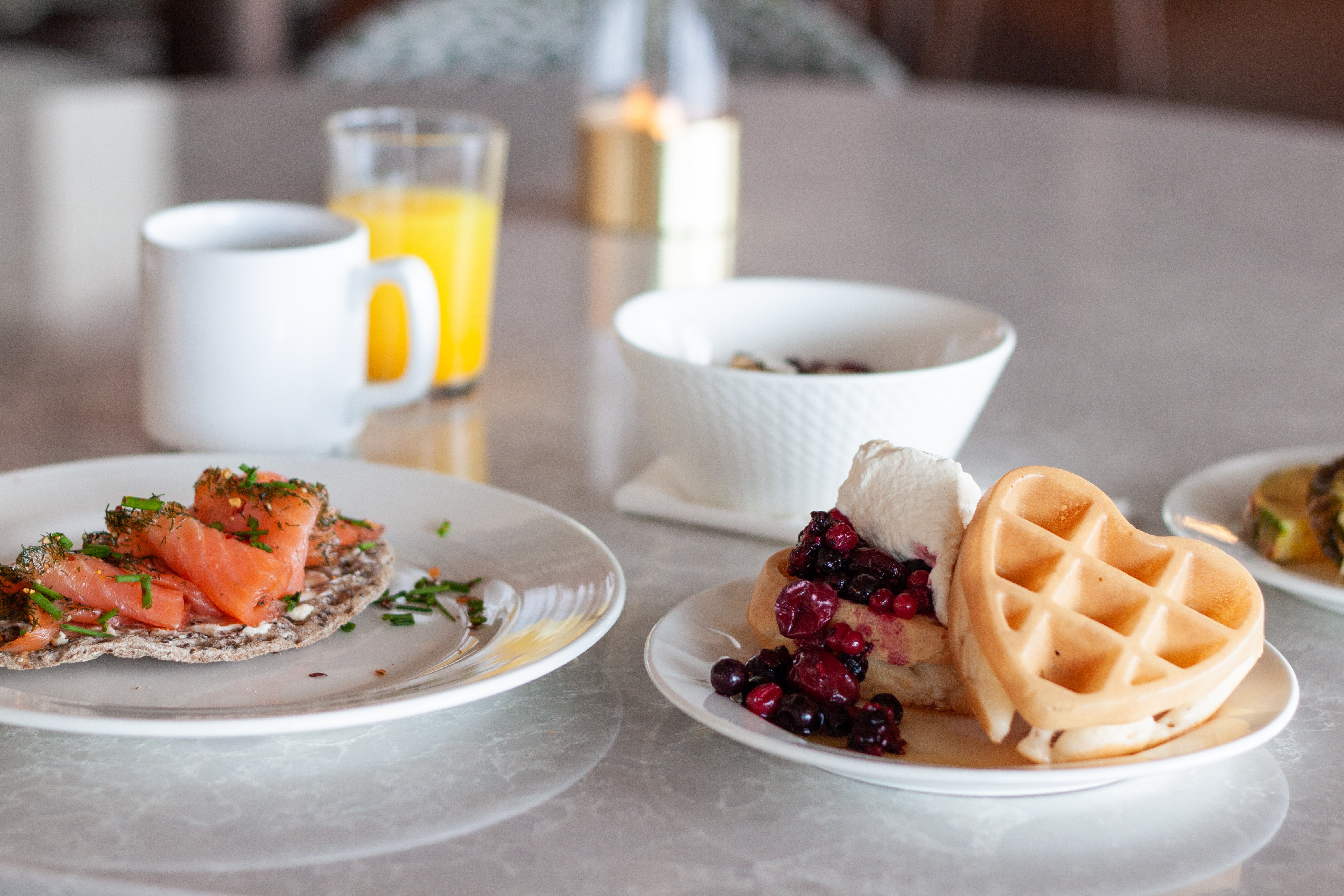 En grandios lokal med bord och stolar