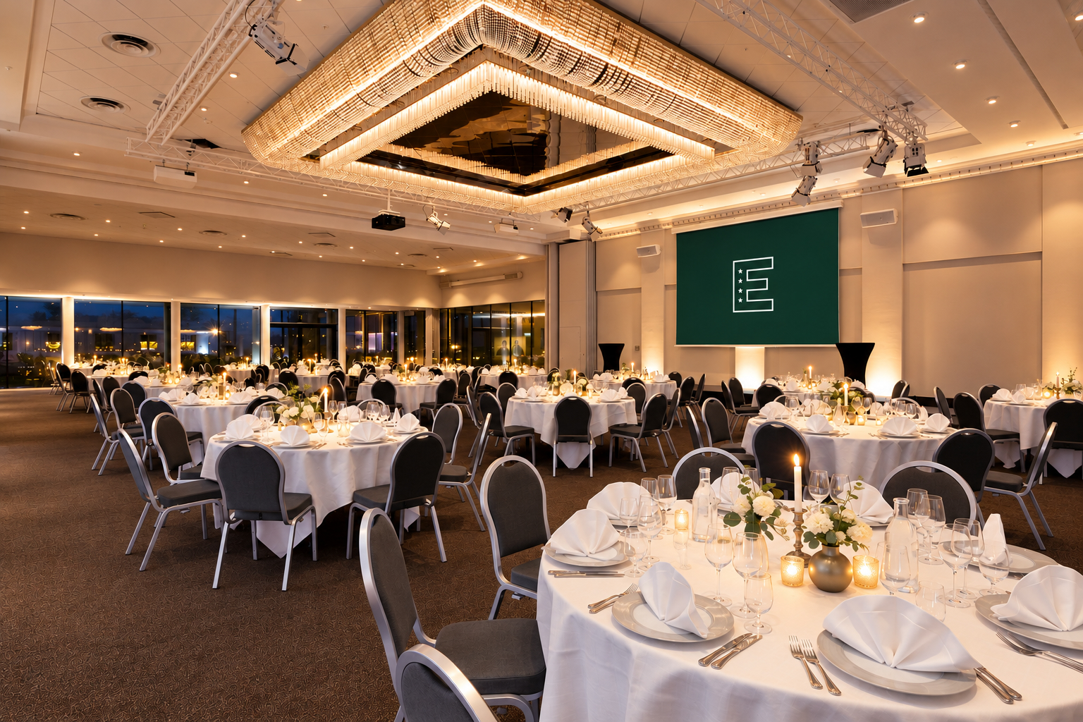 Event with round tables and pink lighting