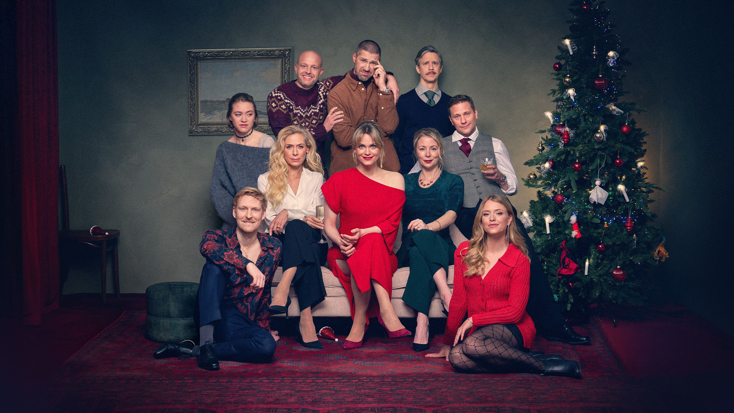 Gruppfoto vid julgran inomhus