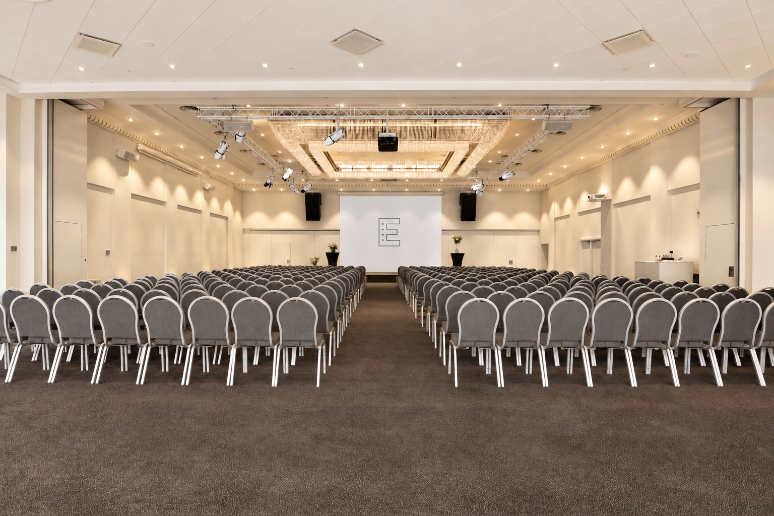 Många stolar i konferensrum bankettsalen