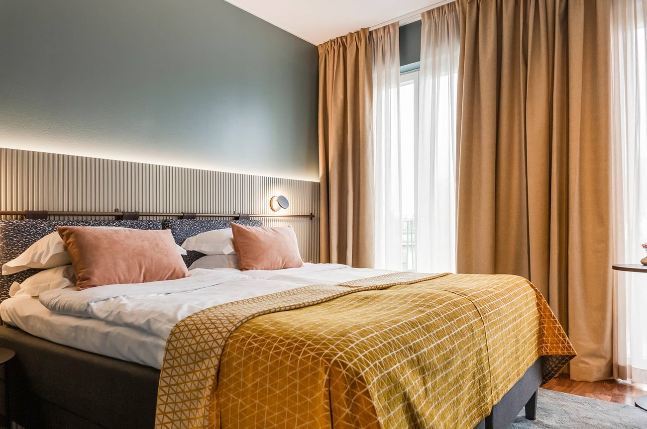 Hotell rum med dubbel säng.