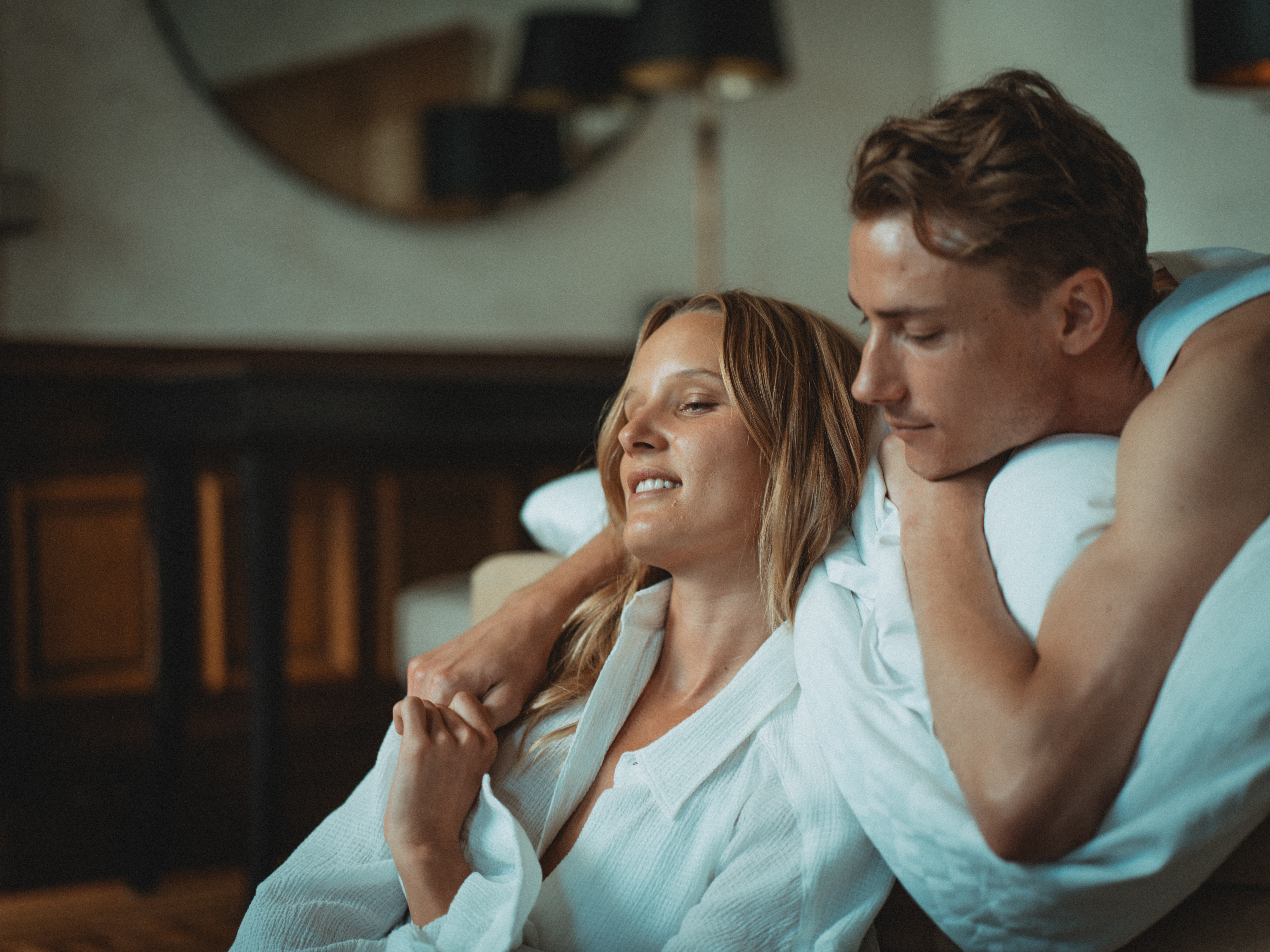 Par som skålar i Champagne och en flaska Deutz står i förgrunden