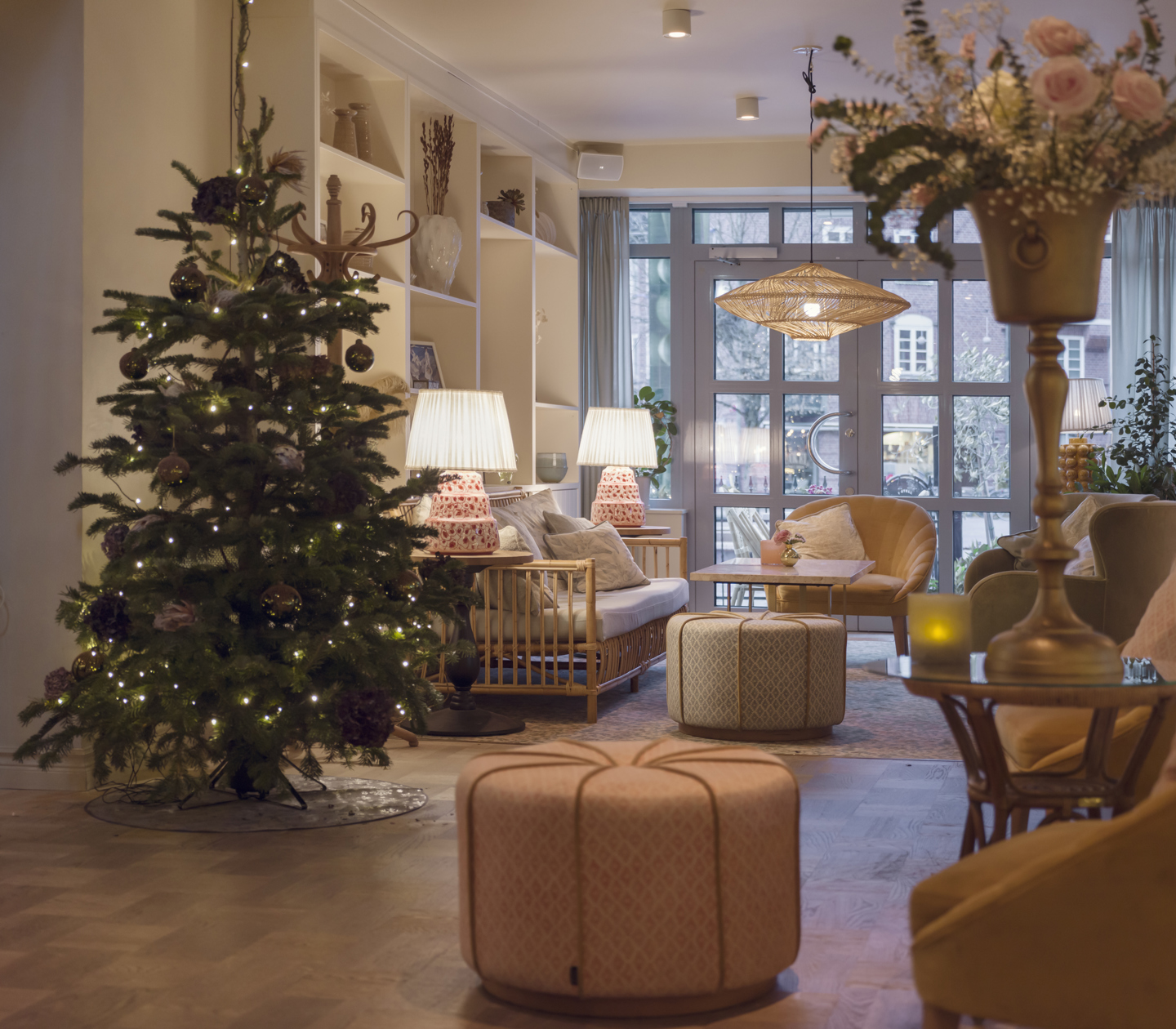 Juldekorerad hotellmiljö