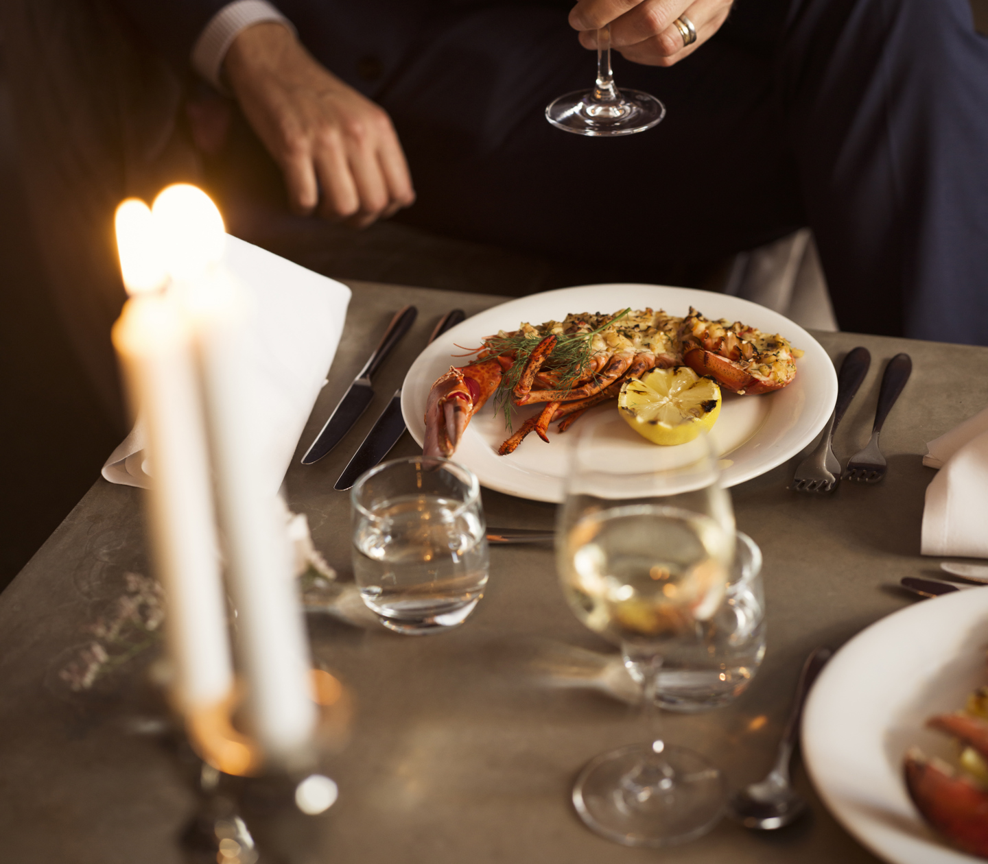 Nyårsmiddag med vin och levande ljus
