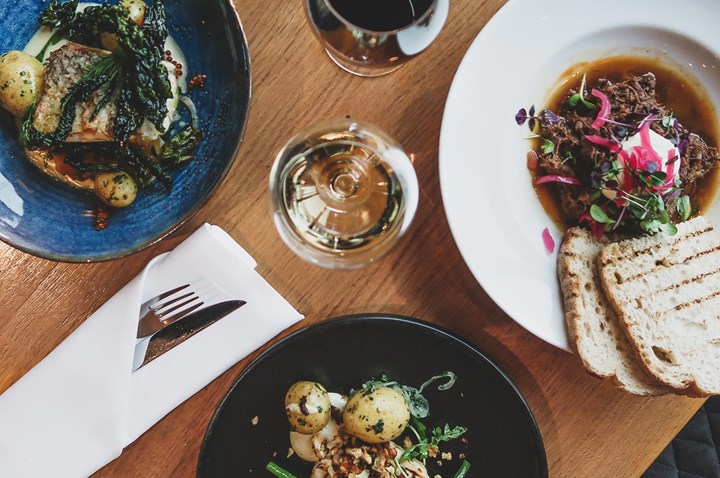 Duckat bord med mat.