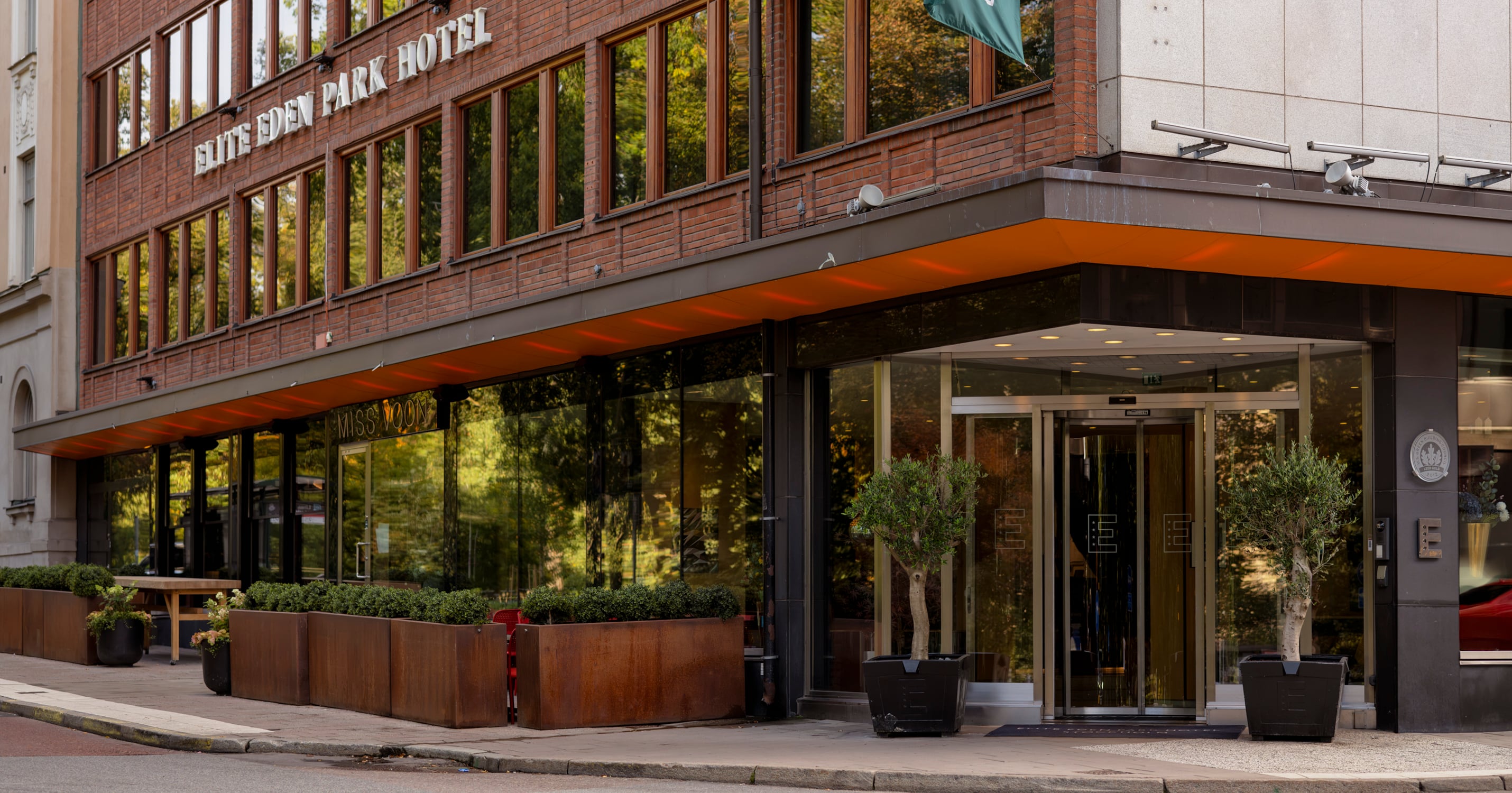 Elite Eden Park Hotel Stockholm, fasad med träd framför