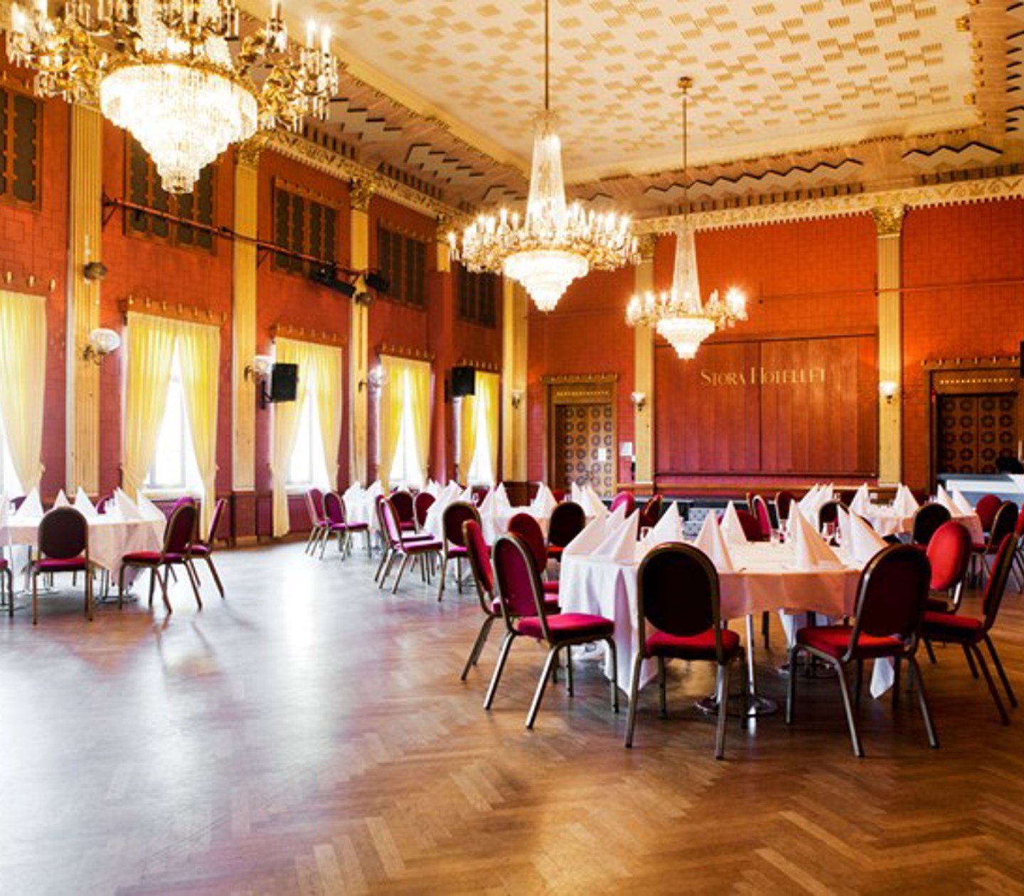 Picture of a big dining room.