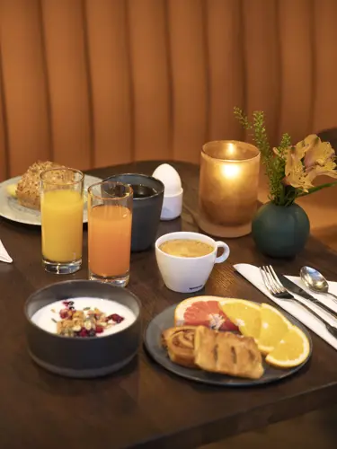 Hotellfrukost med juice, kaffe, ägg, bacon, med mera.