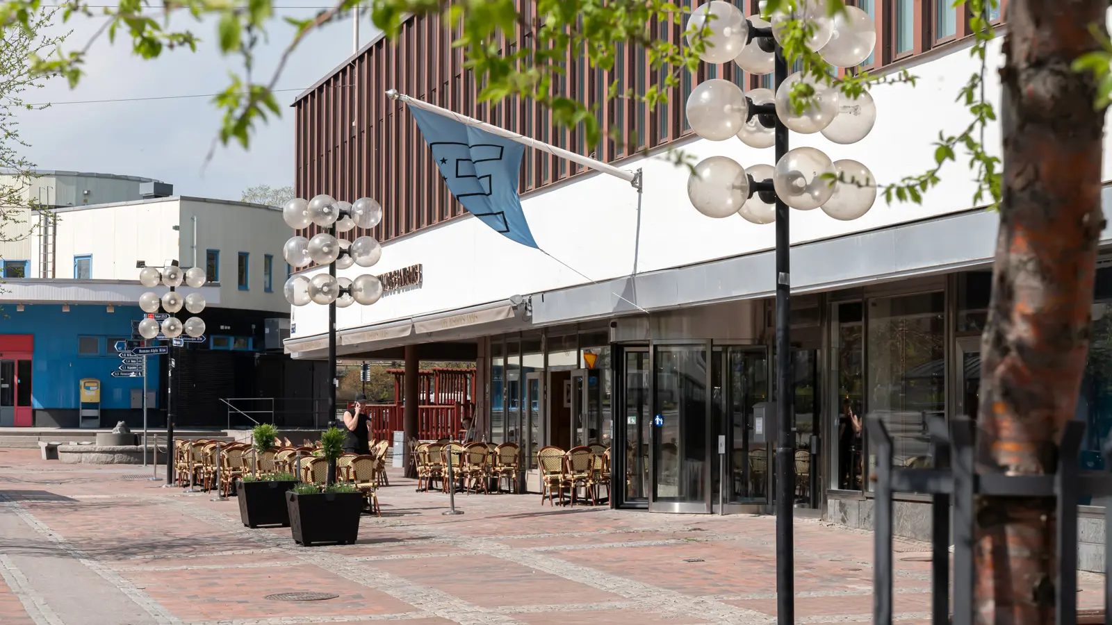 Fasaden av Elite Hotel Brage med Stationsgatan utanför