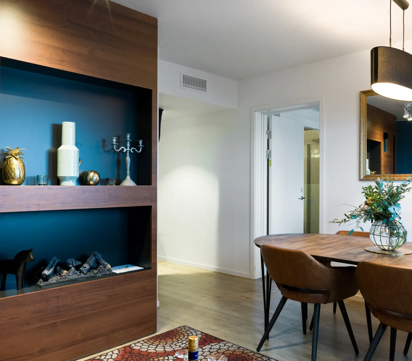Suite with dining table and bookshelf