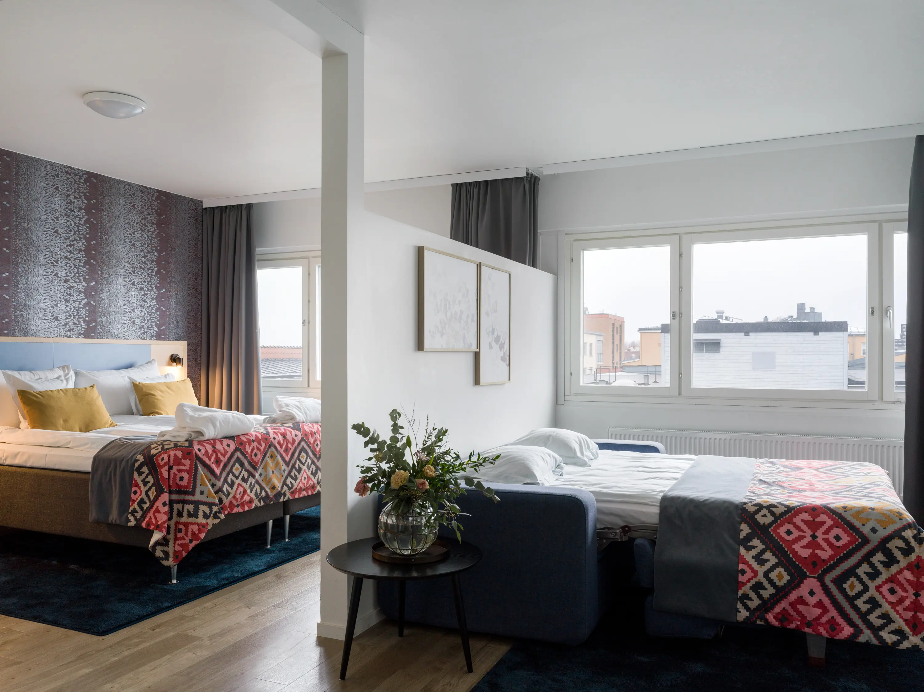Hotellrum med dubbelsäng och utbäddad bäddsoffa