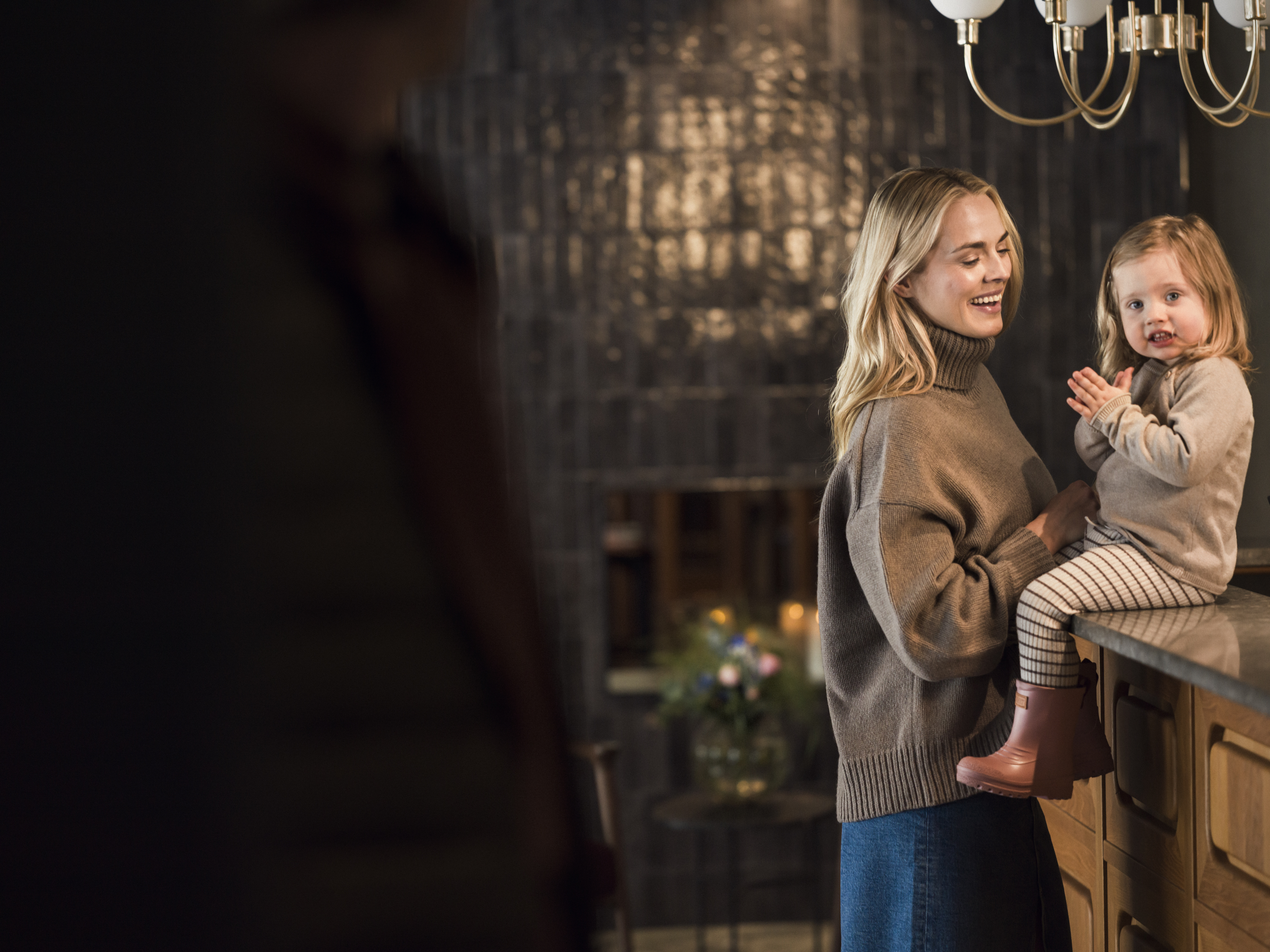 Mamma och dotter checkar in på hotell