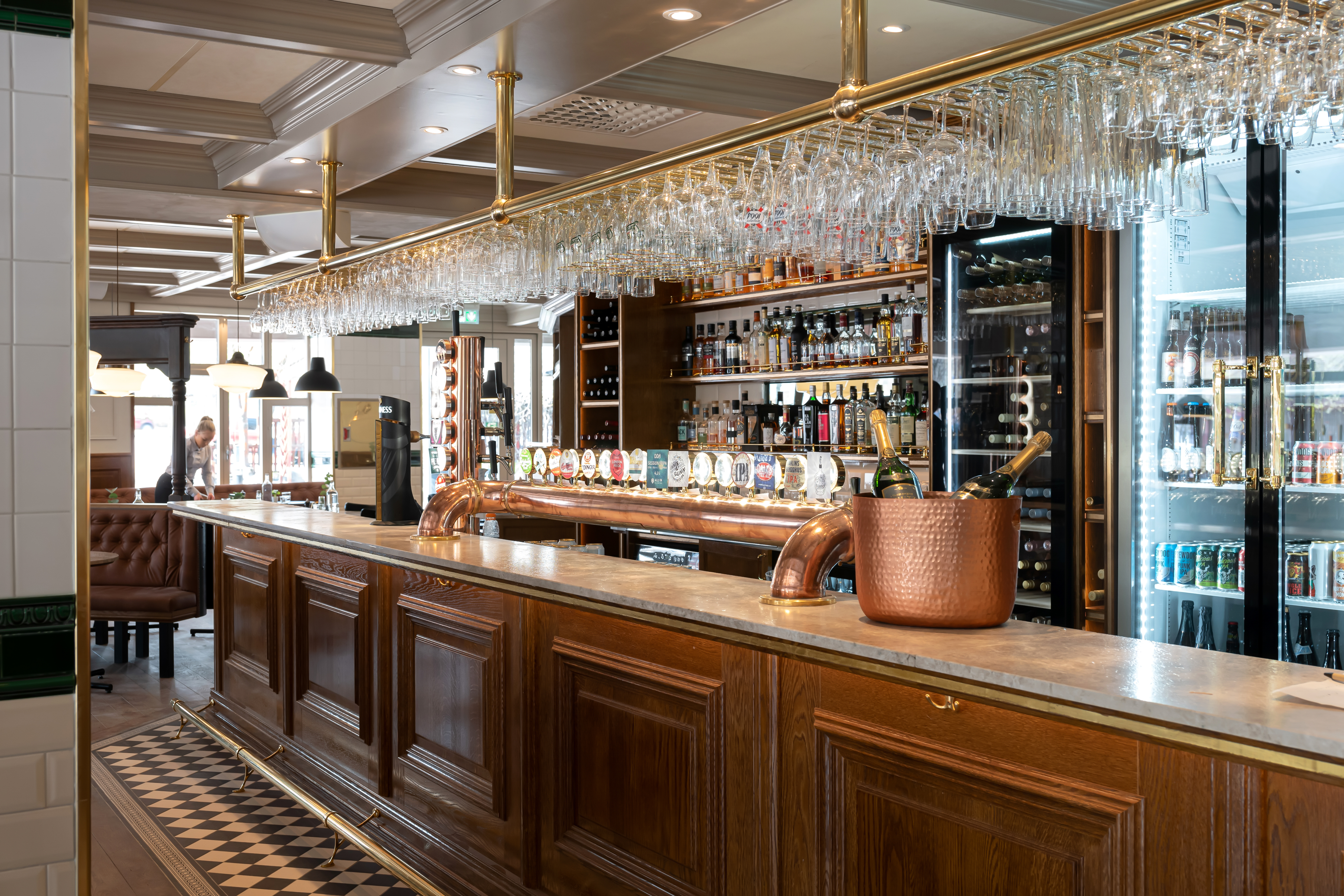 Barmiljö med bar, flaskor och glas