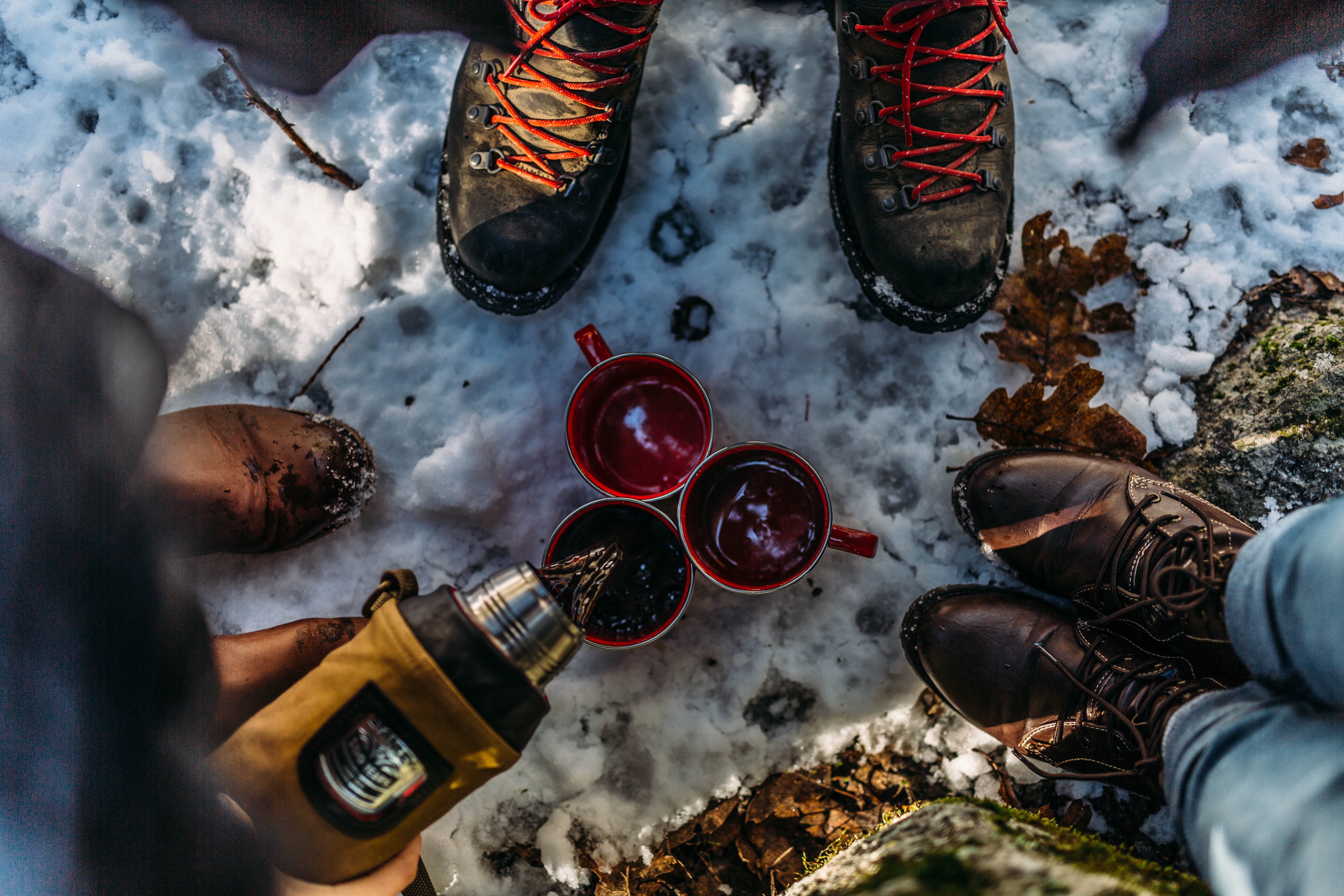 Kaffe och skor i vinterlandskap